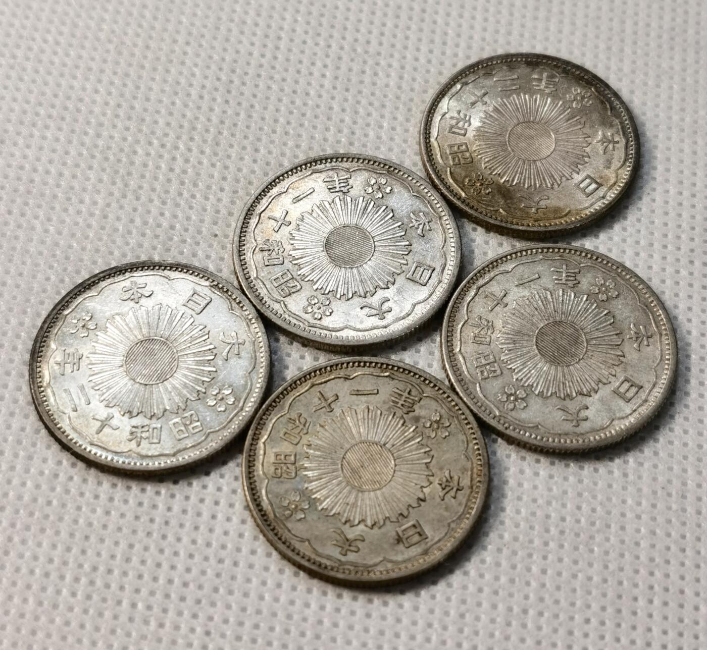 甄臻铺-世界币章拍卖（第37期），送拍享返佣金等优惠多多 UNC日本双凤50钱银币5枚 原光 纸袋养的浅包浆