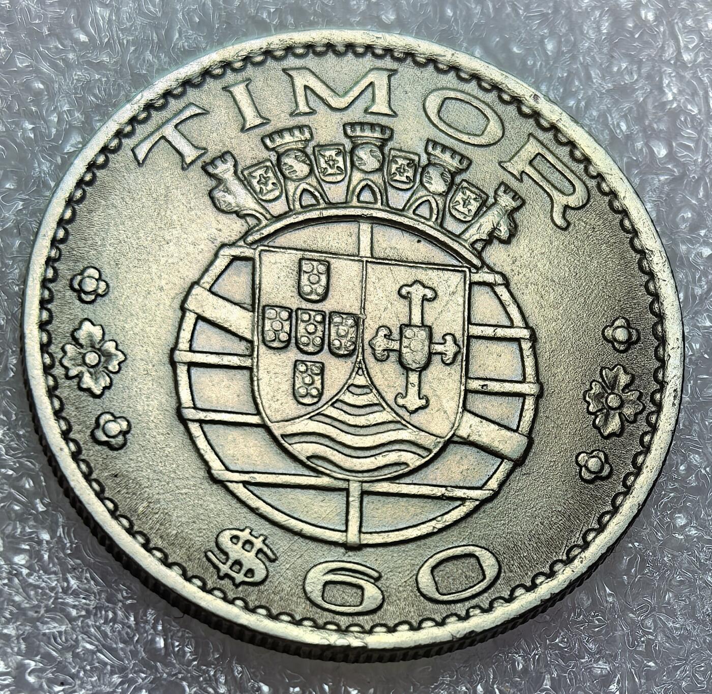 埃及、德属东非、匈牙利、葡萄牙、沙俄古银币古铜币，周五晚上九点倒数截拍，满百包邮，可寄存半年，喜欢朋友微信扫描二维码可直接参拍 UNC品相东帝汶1958年60分km12