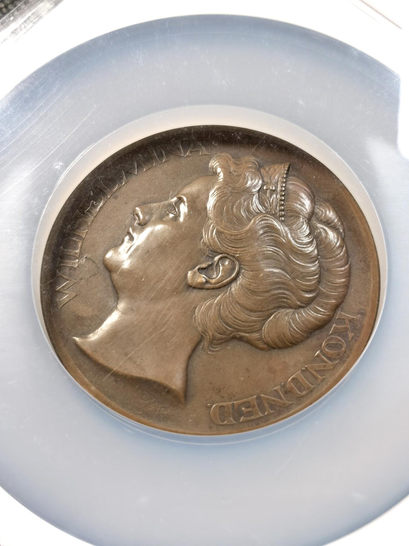 甄臻铺-世界币章拍卖（第37期），送拍享返佣金等优惠多多 NGC-MS64BN荷兰1923年荷兰威廉敏娜女王登基25周年纪念大铜章 60mm 巧克力包浆 背面图案十分精美