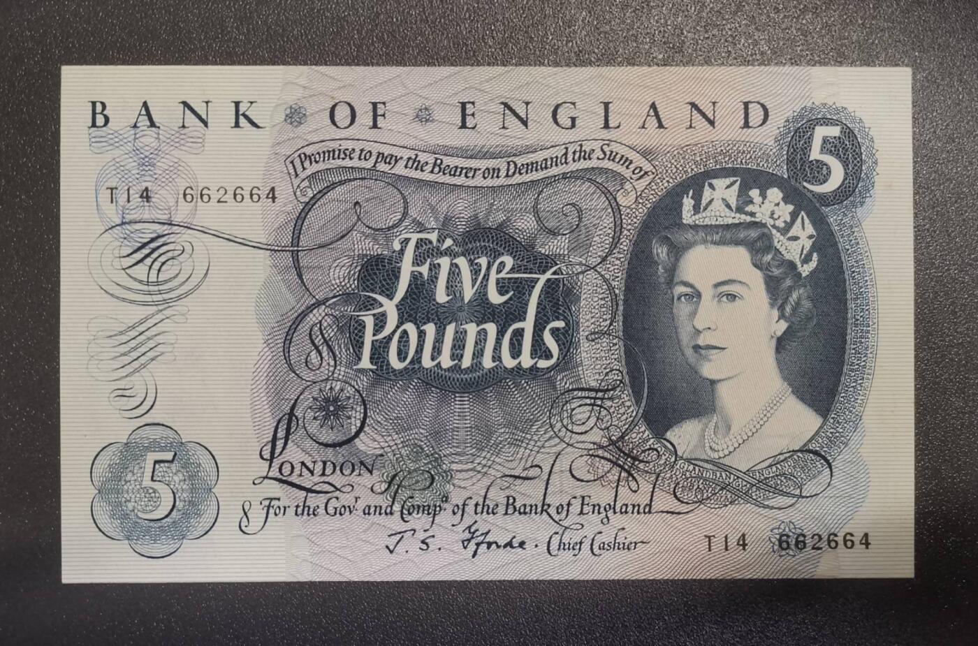 《艾美收藏》第218期-11.2周日外币荟萃 英国C序列5镑AU 零星微黄荧光下有反应