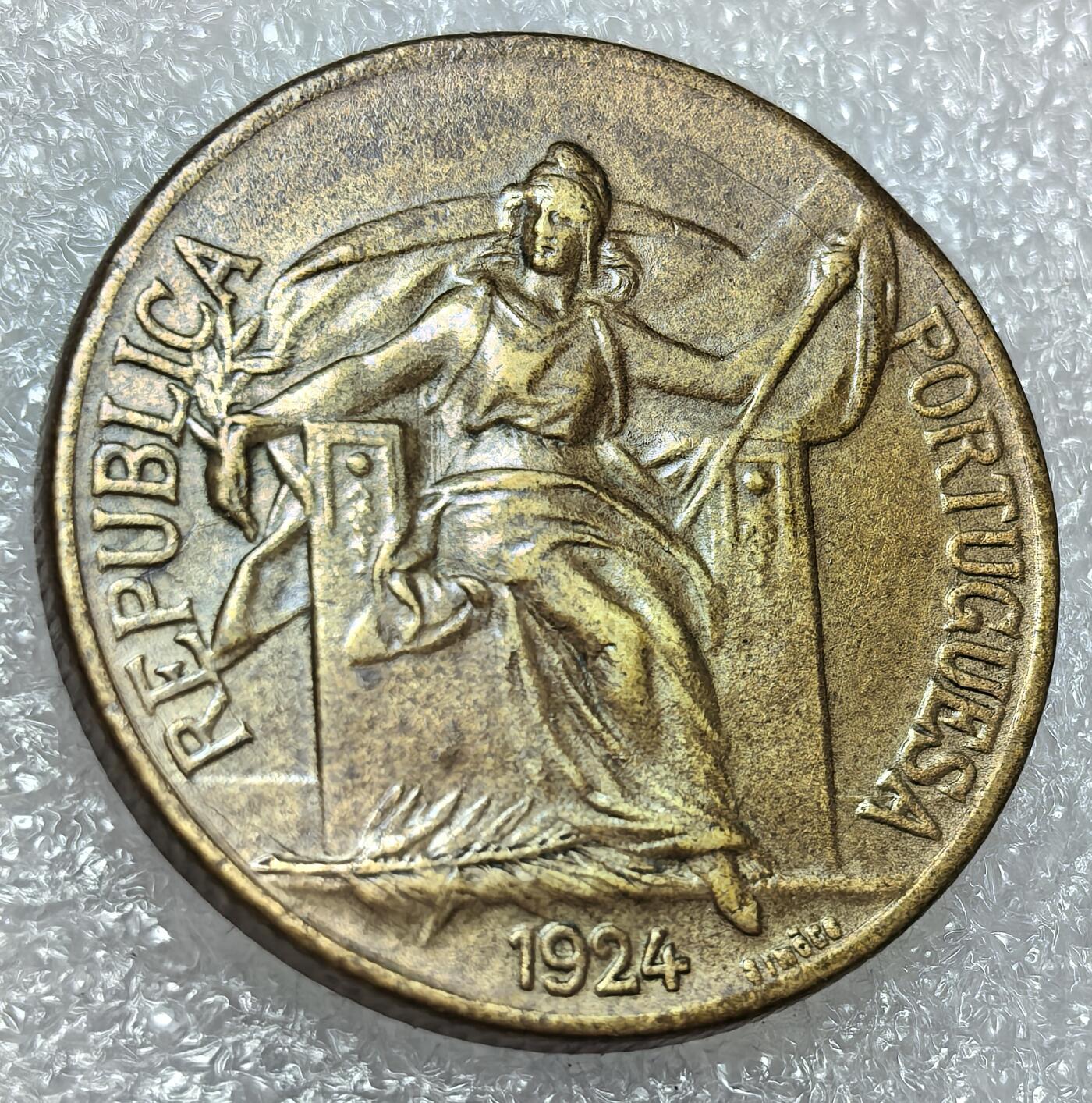 埃及、德属东非、匈牙利、葡萄牙、沙俄古银币古铜币，周五晚上九点倒数截拍，满百包邮，可寄存半年，喜欢朋友微信扫描二维码可直接参拍 UNC品相葡萄牙1924年1埃斯库多，km576