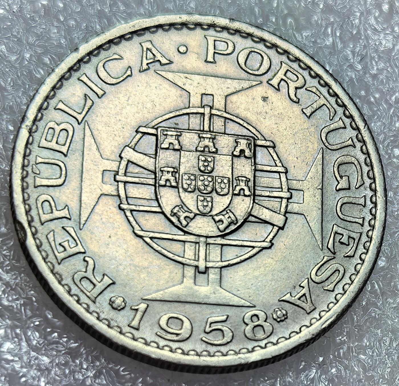 埃及、德属东非、匈牙利、葡萄牙、沙俄古银币古铜币，周五晚上九点倒数截拍，满百包邮，可寄存半年，喜欢朋友微信扫描二维码可直接参拍 UNC品相东帝汶1958年60分km12