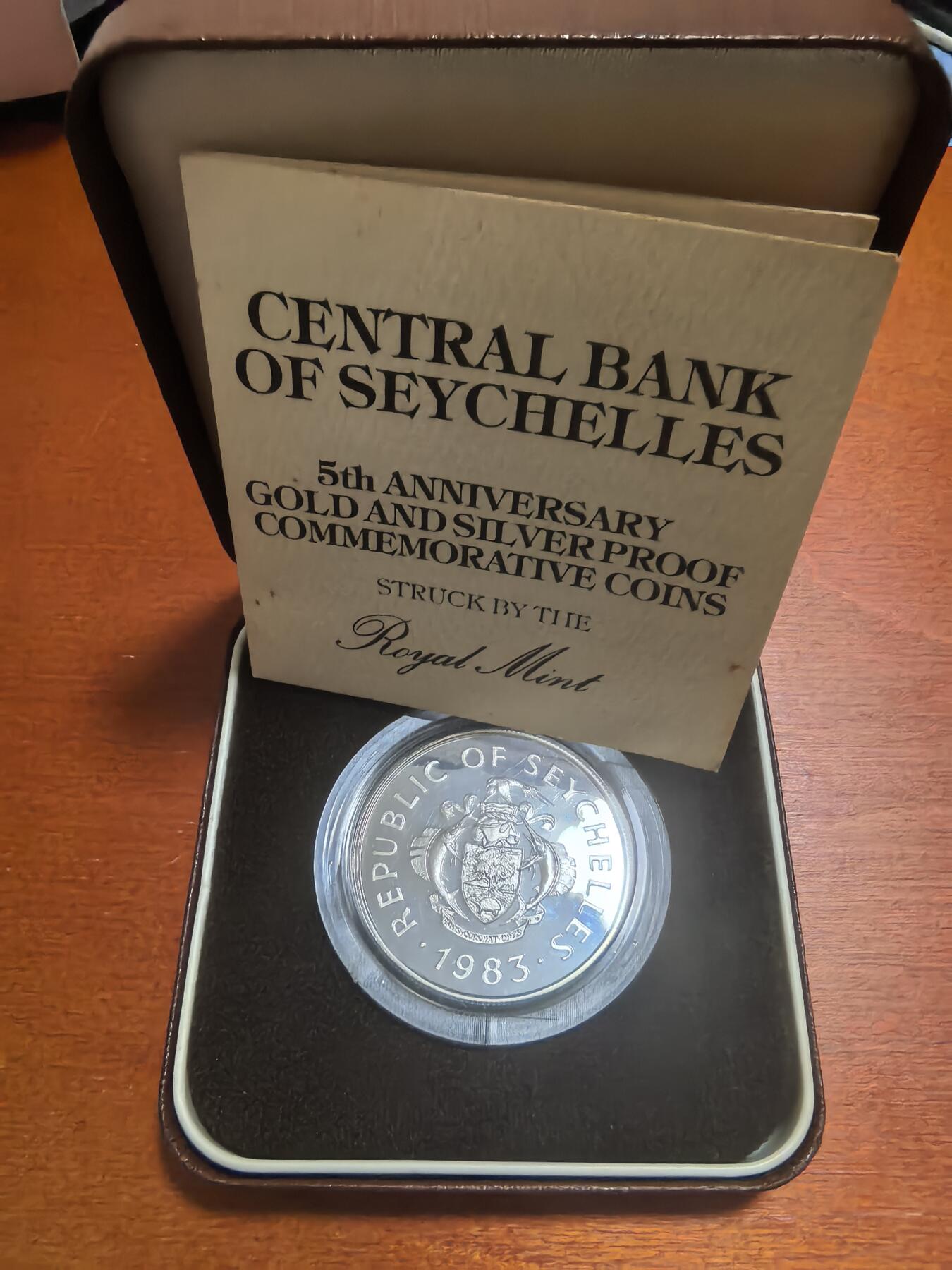 长老汇蛇年精选第六十九场拍卖 1983塞舌尔金银币发行5周年20卢比精制银币，19.44克925银，盒证全，5000枚，英国皇家造币厂