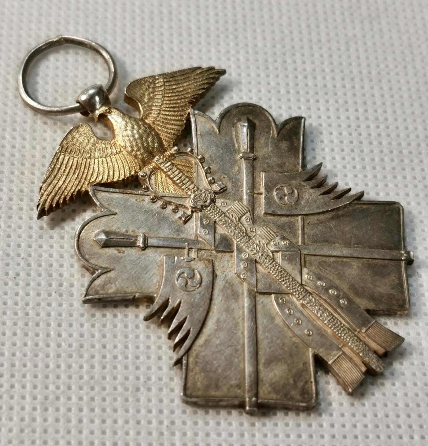 甄臻铺-世界币章拍卖（第37期），送拍享返佣金等优惠多多 日本功七级金鵄章 纯银镀金 29克