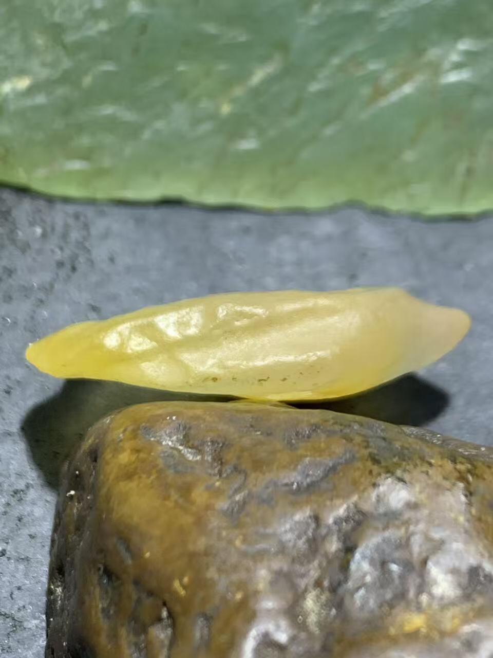 放福利！精美天然高玉化冰皮鸡油黄糖心阿拉善玛瑙原石一颗，