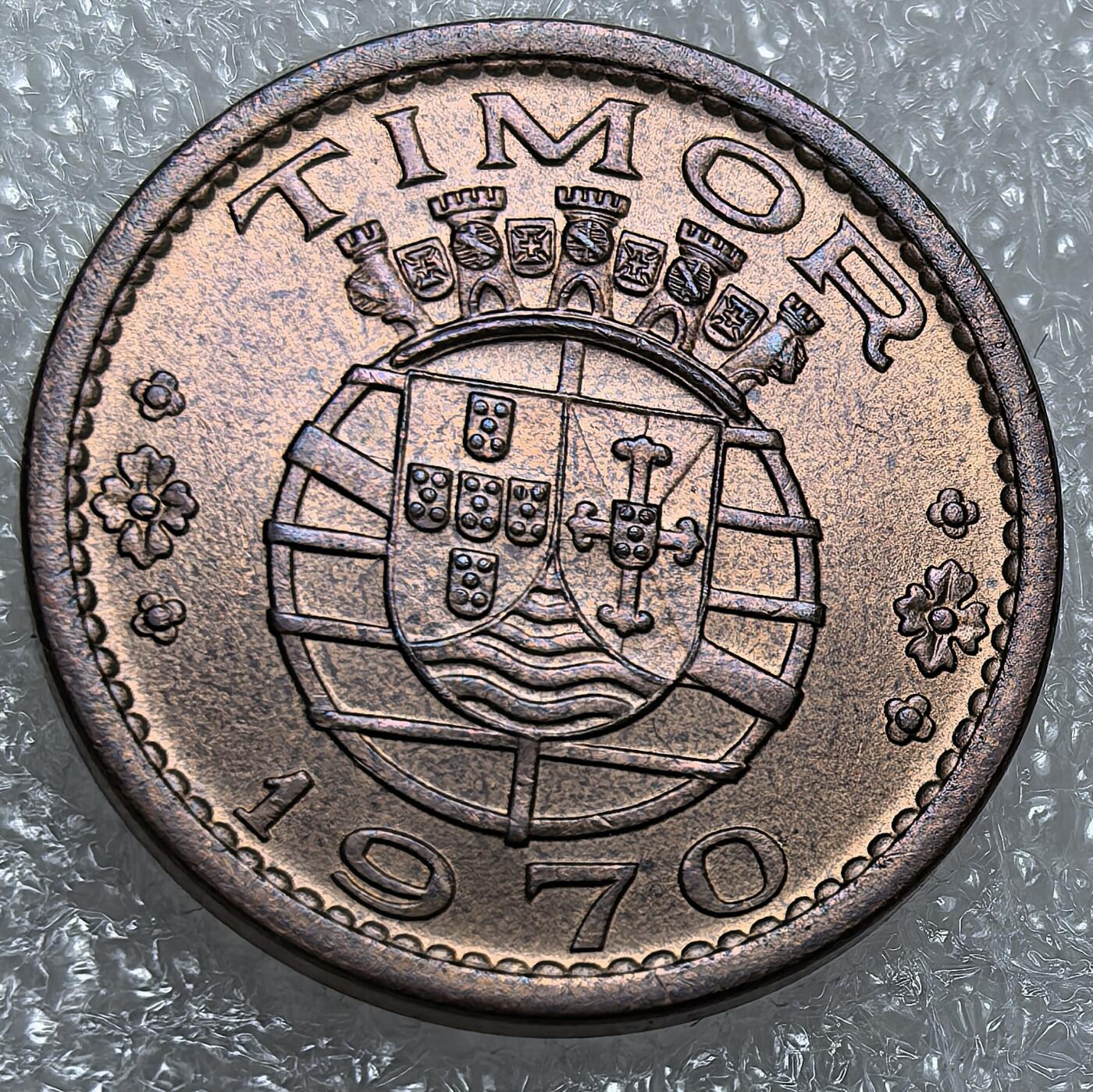 埃及、德属东非、匈牙利、葡萄牙、沙俄古银币古铜币，周五晚上九点倒数截拍，满百包邮，可寄存半年，喜欢朋友微信扫描二维码可直接参拍 UNC品相东帝汶1970年50分km18