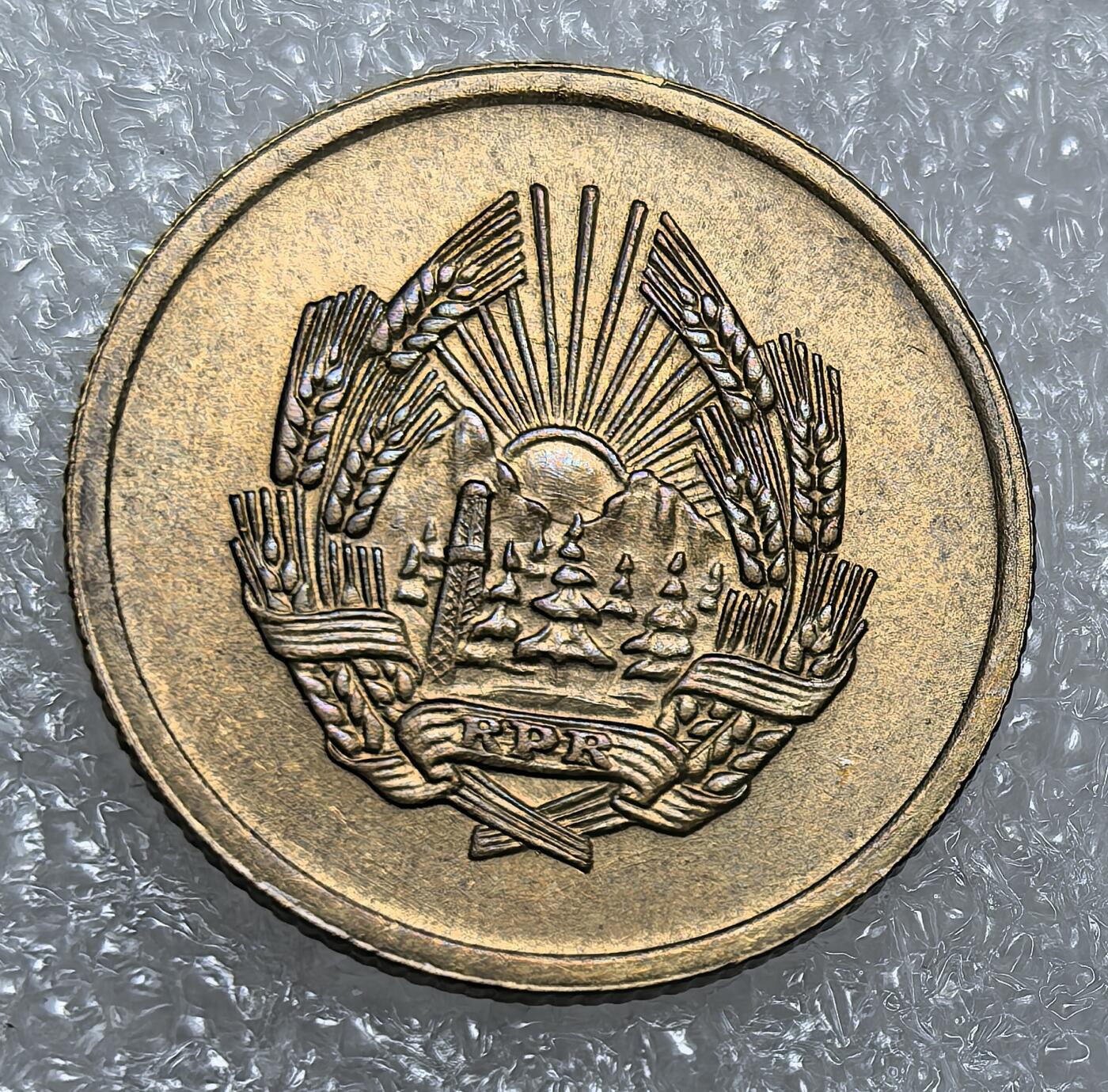 埃及、德属东非、匈牙利、葡萄牙、沙俄古银币古铜币，周五晚上九点倒数截拍，满百包邮，可寄存半年，喜欢朋友微信扫描二维码可直接参拍 全新罗马尼亚1952年3巴尼km82