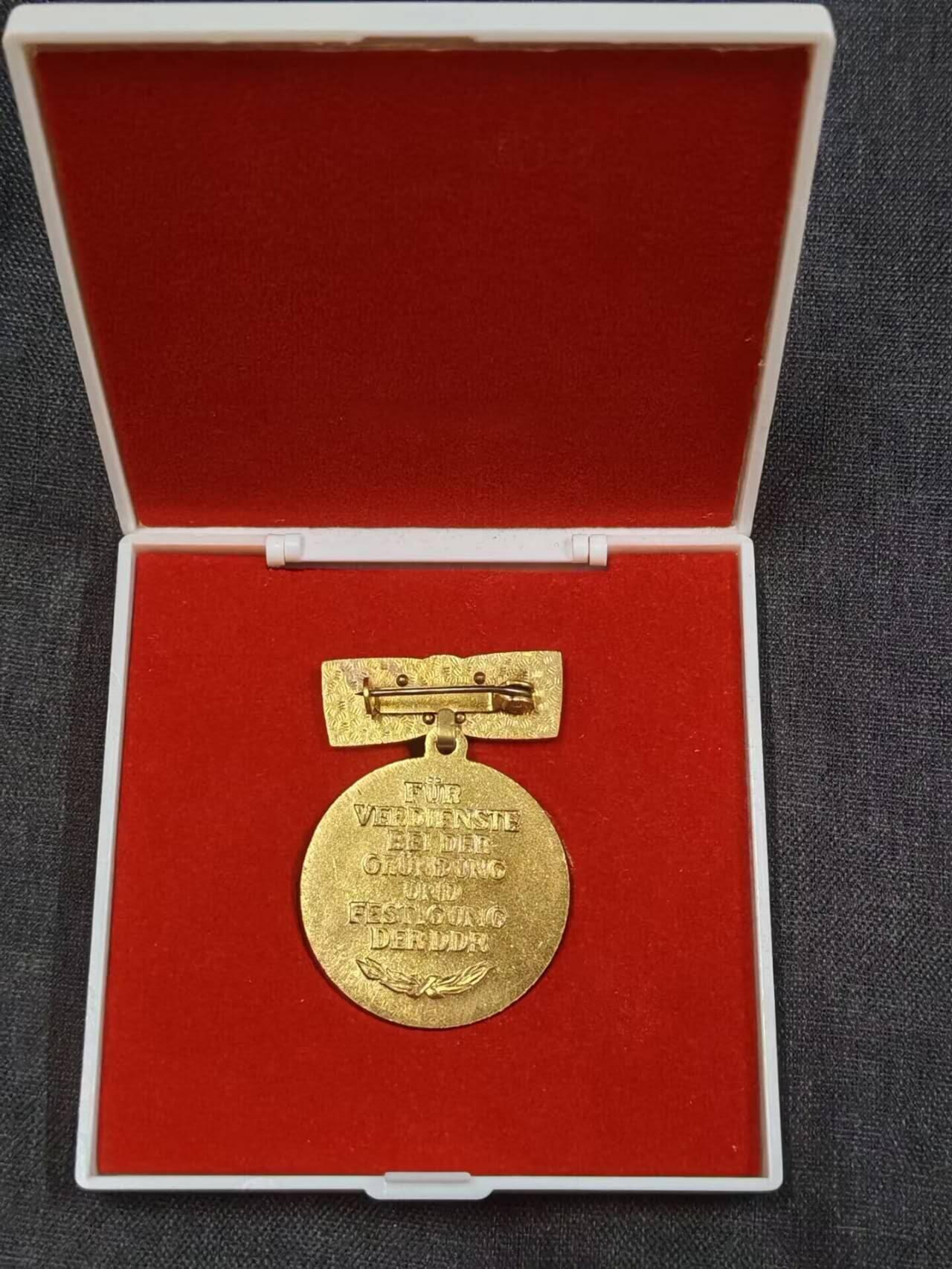 罗岚⭐爱藏⭐精品专拍第七场-分享拍场赚佣（周六有群拍，详细看简介） 民主德国建国四十年奖章带原盒 极品