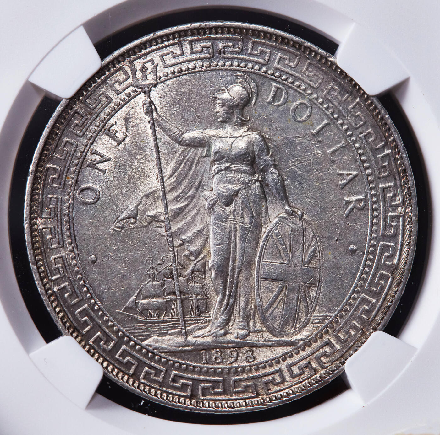 【俄甄集藏】2025年(044)11-12星期三晚 19:30 全场包邮 英国1898年维多利亚B版站洋1元贸易大银币，NGC AU58，黄油彩转光品相