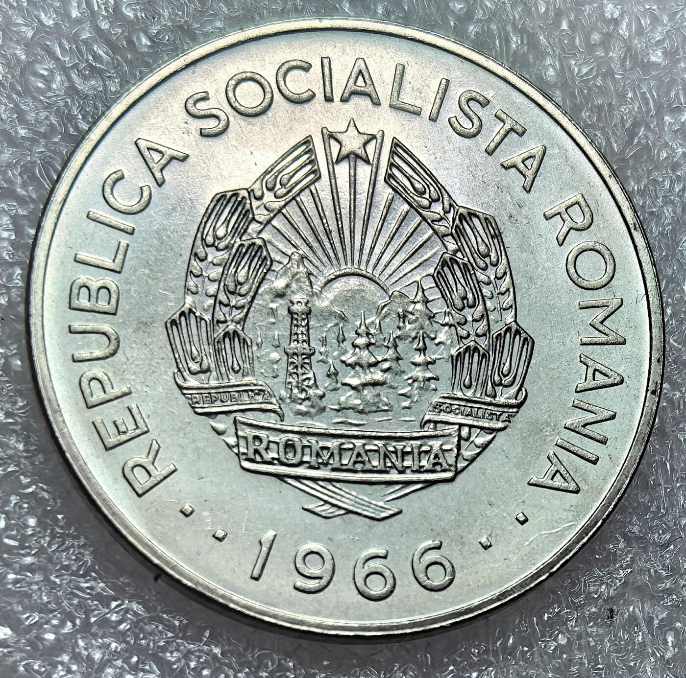 埃及、德属东非、匈牙利、葡萄牙、沙俄古银币古铜币，周五晚上九点倒数截拍，满百包邮，可寄存半年，喜欢朋友微信扫描二维码可直接参拍 全新罗马尼亚1966年1列伊km95