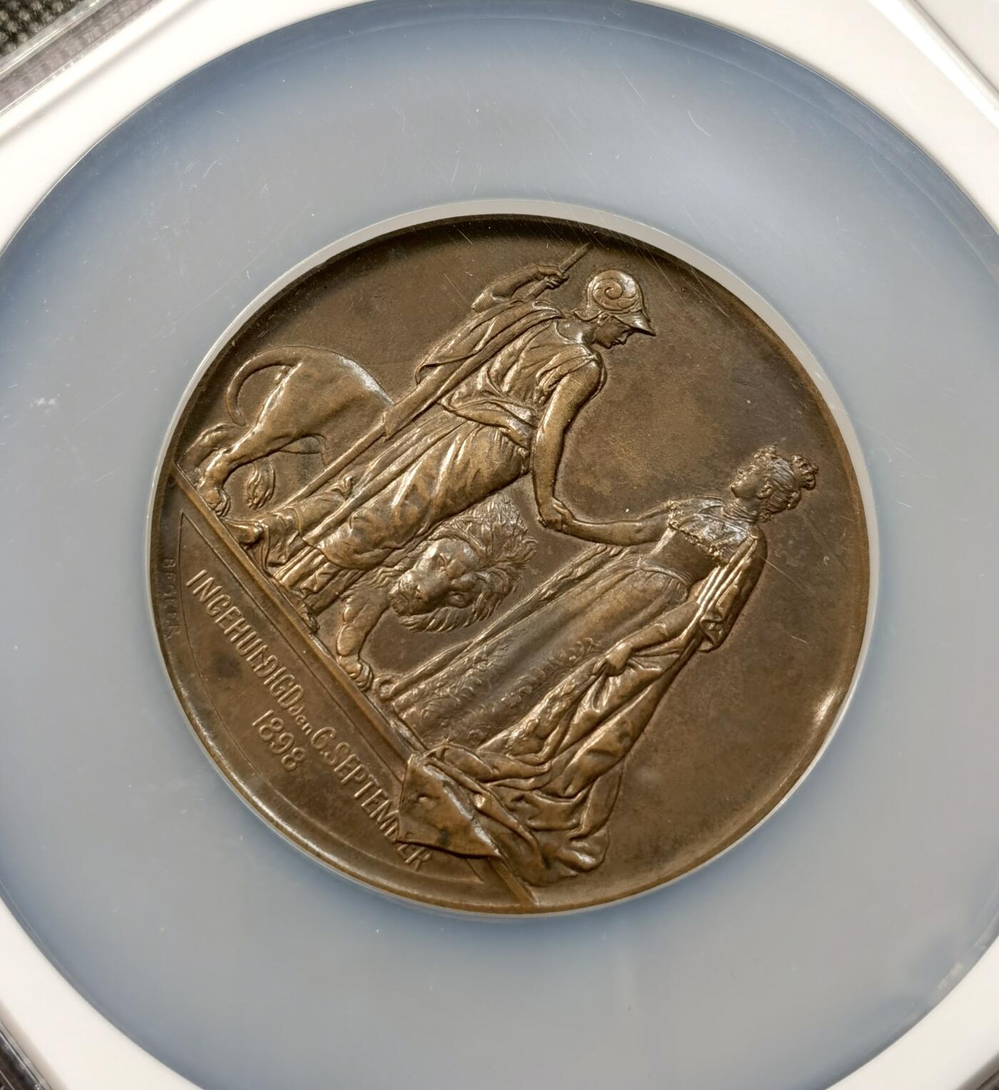 甄臻铺-世界币章拍卖（第37期），送拍享返佣金等优惠多多 NGC-MS63BN荷兰1898年威廉敏娜女王登基纪念大铜章 60mm高浮雕工艺精美 品相完好 包浆自然 狮子形态传神