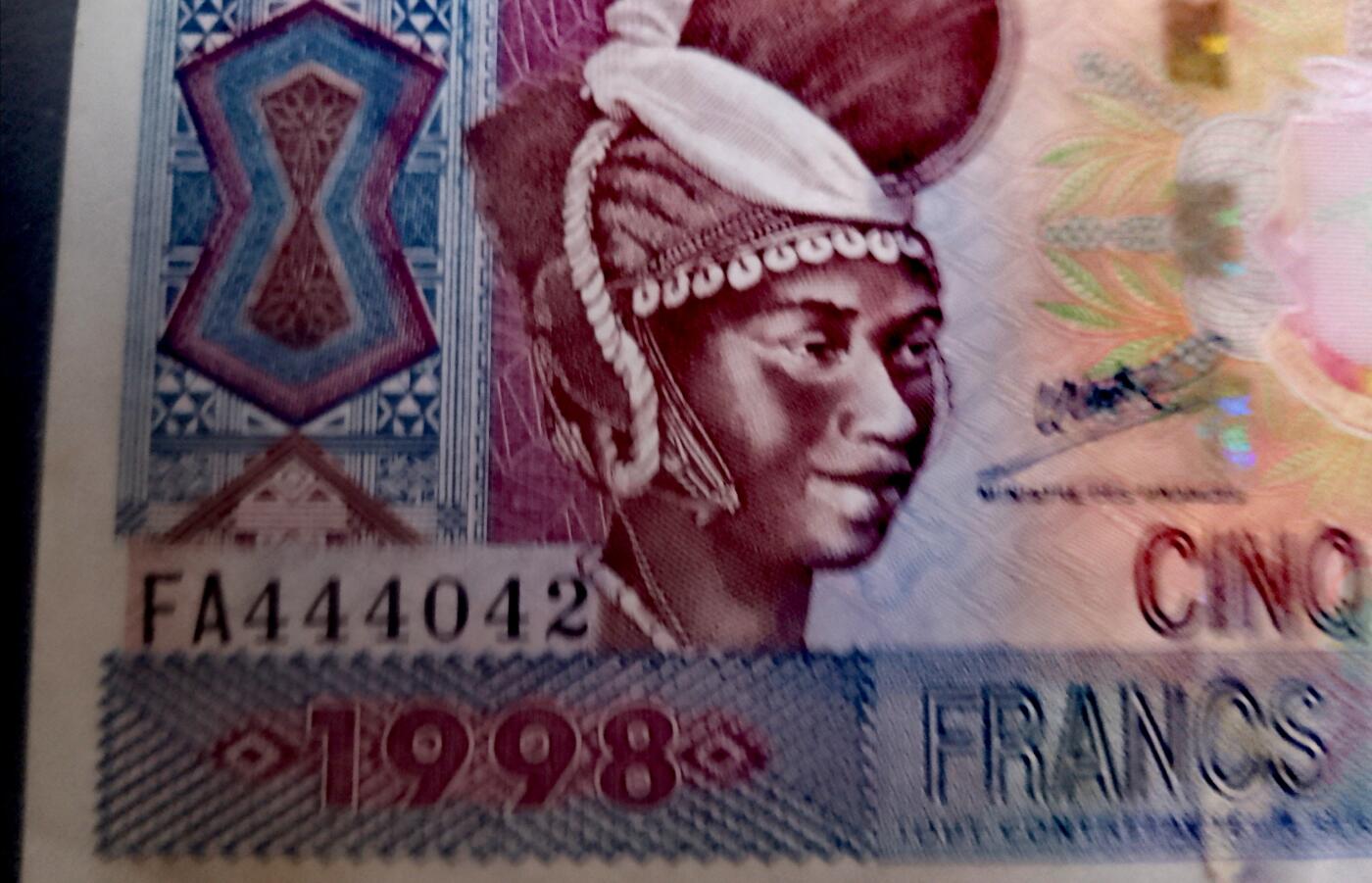 几内亚1998年5000法朗“数三”兼“豹子头”序列号靓品纸币