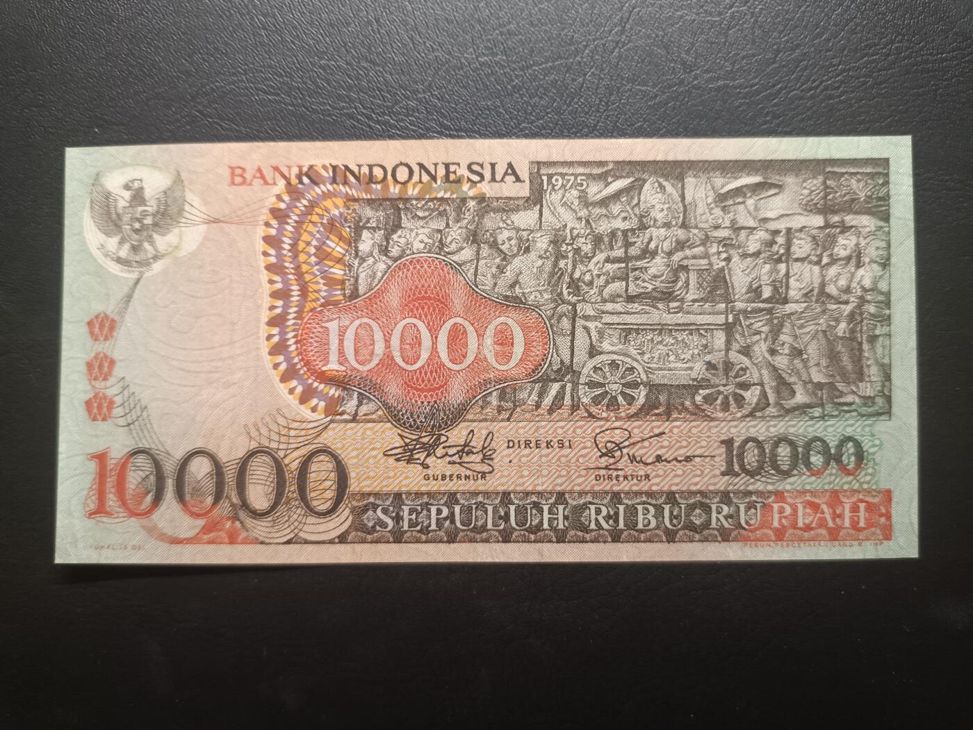 2025十一月第一期，总199期 印度尼西亚1975版10000卢比AUNC，佛塔浮雕和传统工艺面具，此版本最大面值