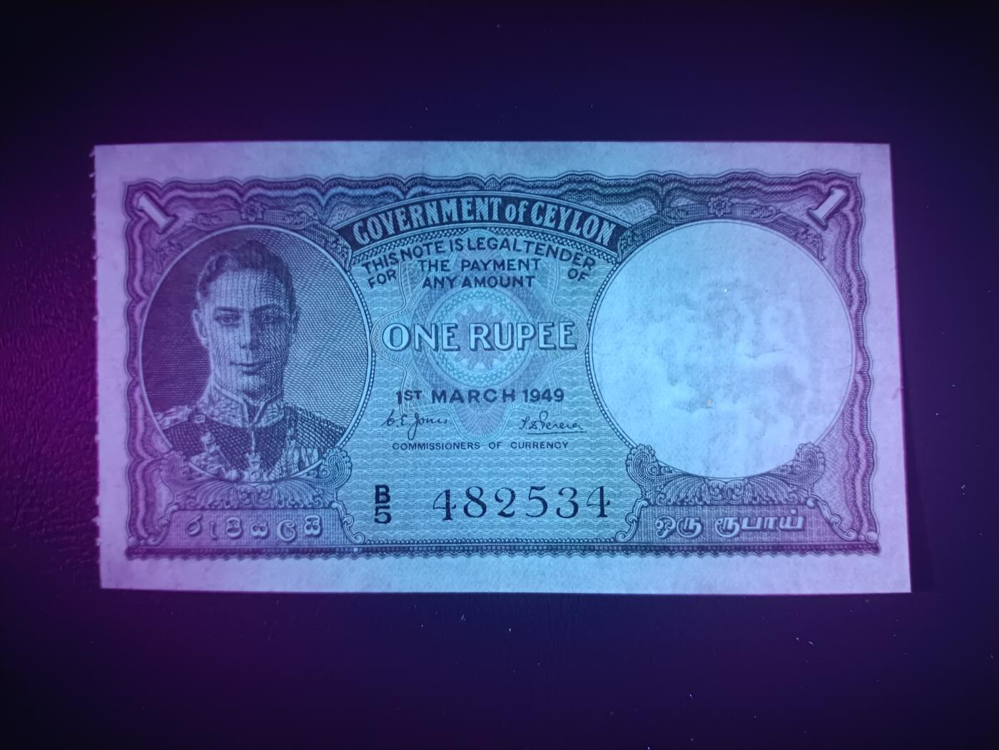 2025十一月第一期，总199期 英属锡兰（现斯里兰卡）1949年1卢比AUNC，乔治六世国王和骑大象，少见英属殖民地品种，特色是一侧有类似门票的齿孔