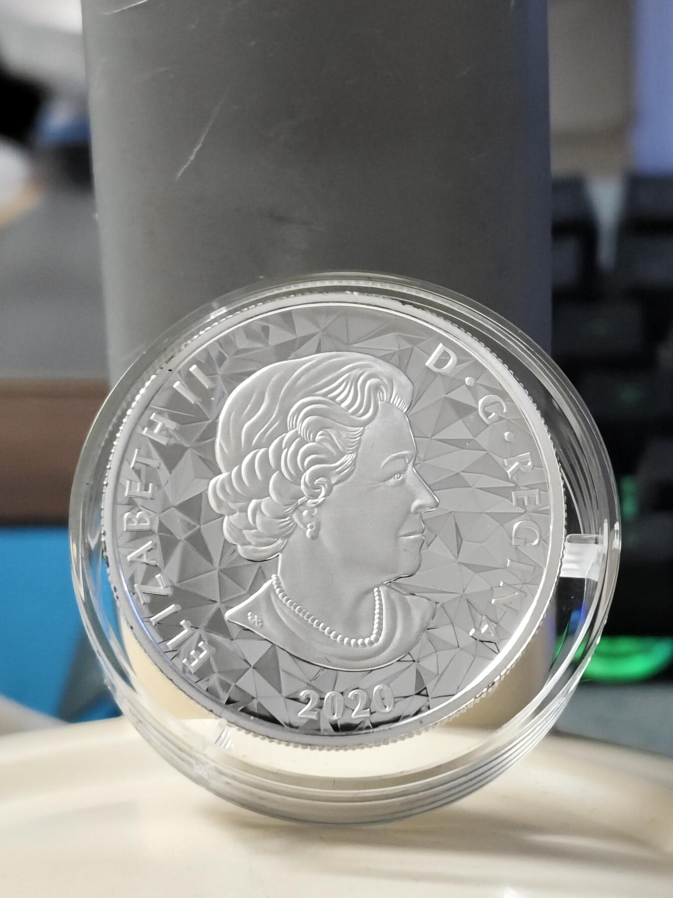 第180期拍卖【长期征集拍品】【北京币展专场】 加拿大2020年多边立体高浮雕动物系列猞猁1盎司纪念银币，9999银，发行2500枚，女王面G字母下面有点擦伤，边齿氧化