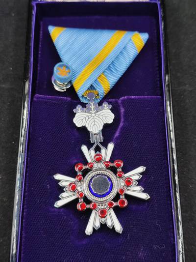 0元起拍勋章 第306期 咸鱼国勋章拍卖专场 11月2日（周日）下午6：00开始 - 日本荣典后瑞宝单光章 银制带盒略