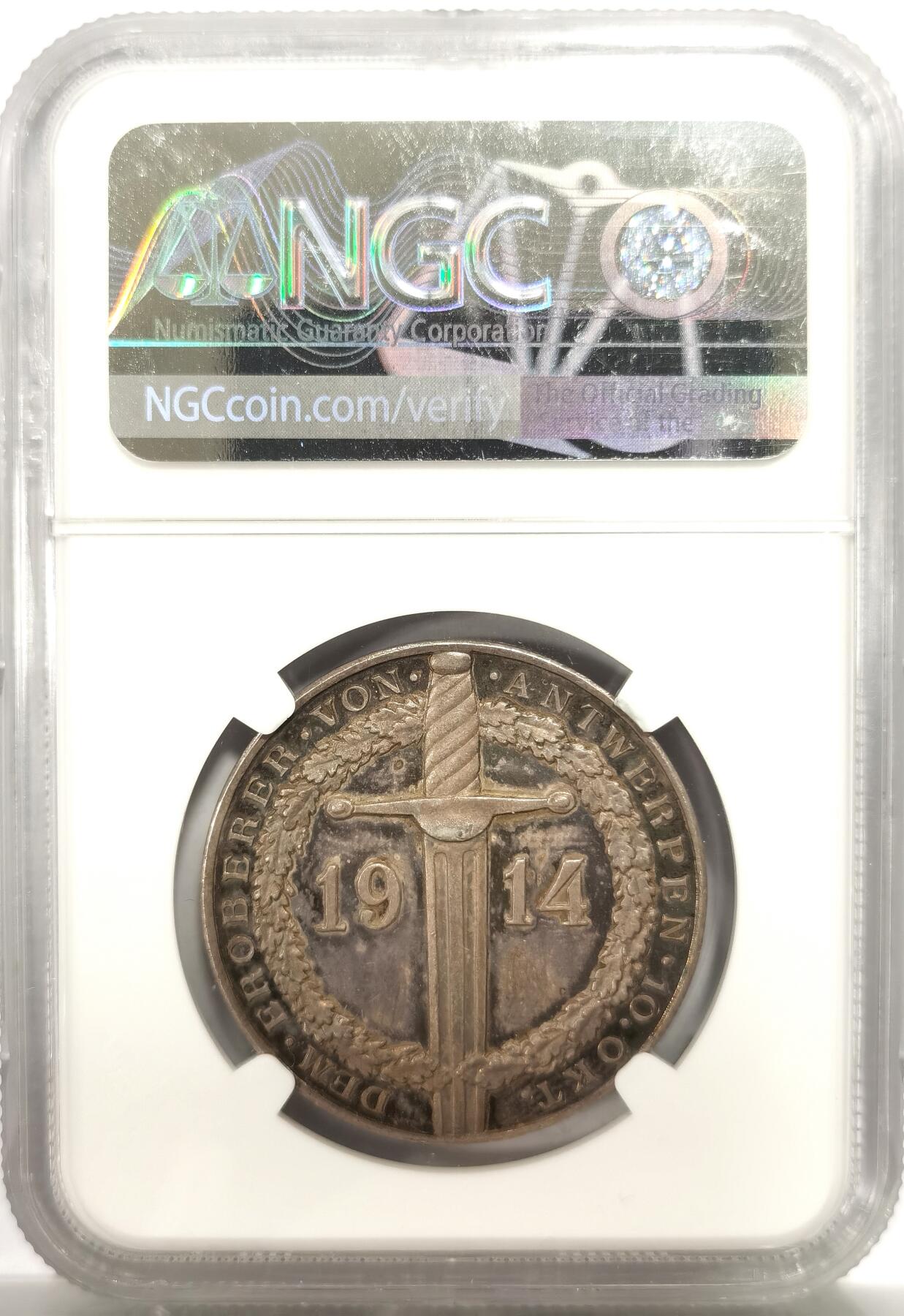 博洋堂世界钱币拍卖第144期（全场包邮） NGC MS63 1914年德国一战名将冯贝塞勒将军占领安特卫普纪念银章。原味黑彩，状态极佳，很有特色的宝剑图案，很少见的章