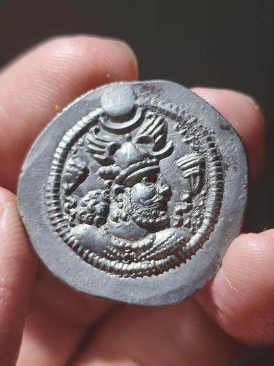 星盘世界钱币十一月五日古典币专场 - 美品！萨珊波斯卑路斯一世德拉克马银币，为第三类王冠版别，纪年第三年，造于NH(WH)厂，即Nahr-Tire厂，极美好品，十分少见