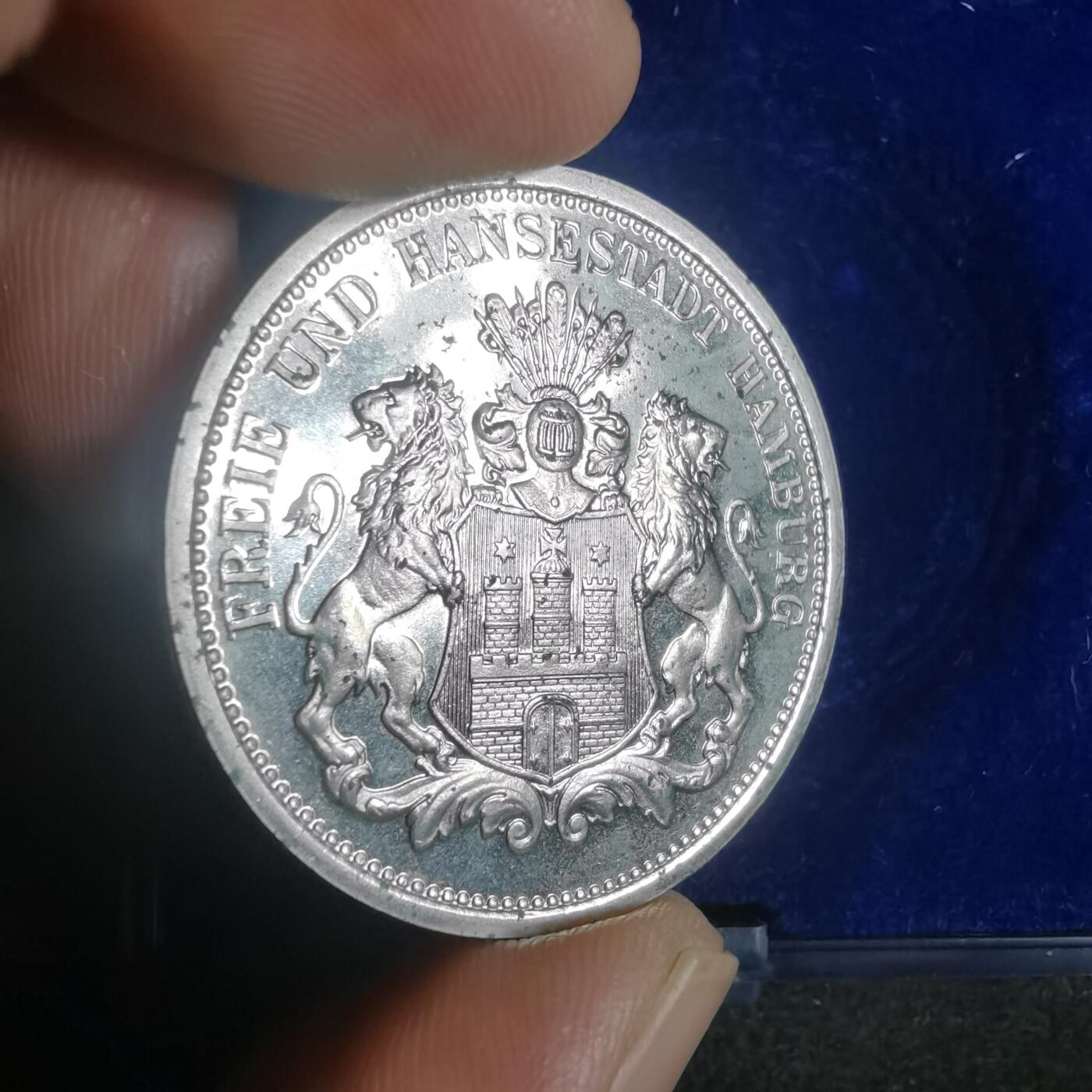 沼泽如烟--第885场 纪念章