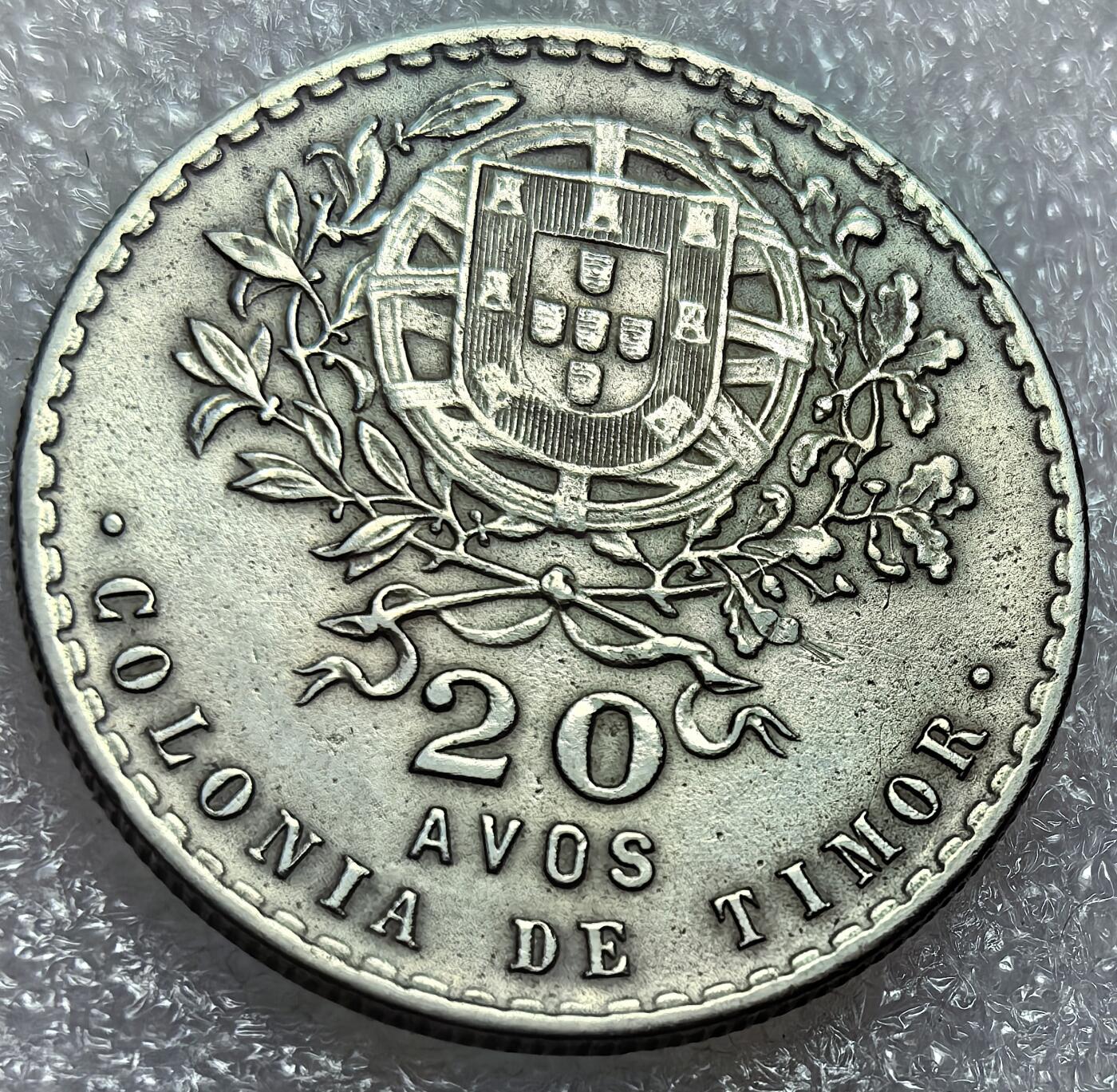 埃及、德属东非、匈牙利、葡萄牙、沙俄古银币古铜币，周五晚上九点倒数截拍，满百包邮，可寄存半年，喜欢朋友微信扫描二维码可直接参拍 AU品相东帝汶1945年20阿伏斯发行量5万枚km6