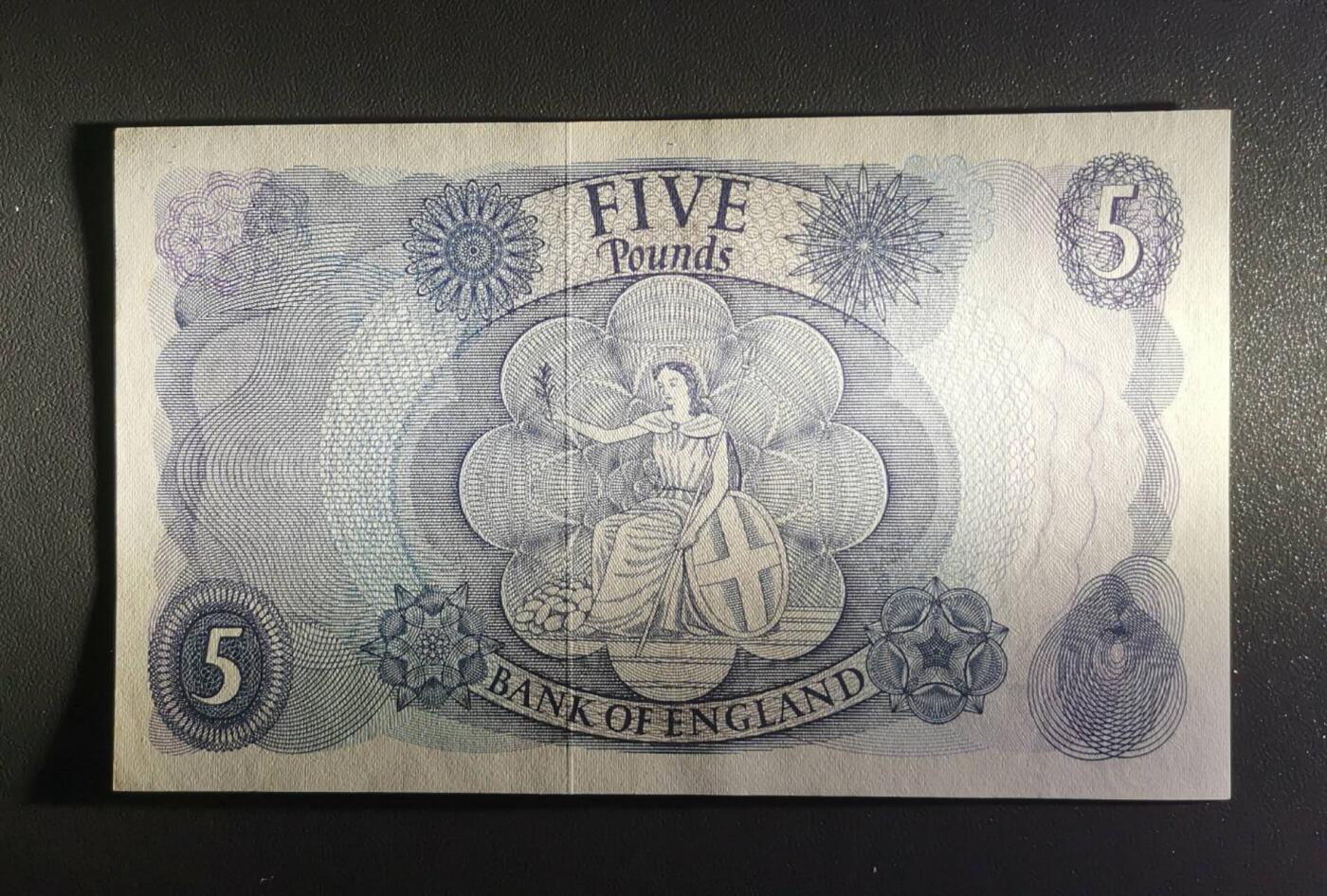 《艾美收藏》第218期-11.2周日外币荟萃 英国C序列5镑AU 零星微黄荧光下有反应