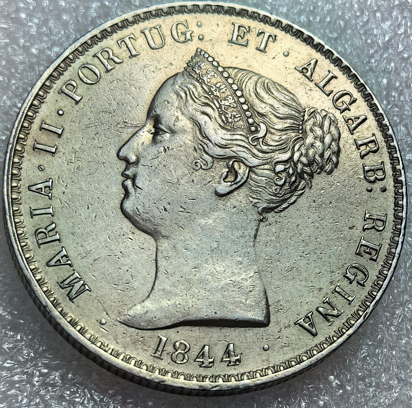 埃及、德属东非、匈牙利、葡萄牙、沙俄古银币古铜币，周五晚上九点倒数截拍，满百包邮，可寄存半年，喜欢朋友微信扫描二维码可直接参拍 AU品相稀少葡萄牙1844年女王1000瑞斯大银币，发行1.85万枚，km472