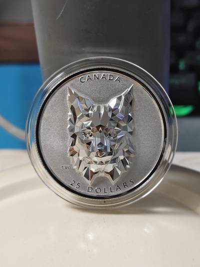 第180期拍卖【长期征集拍品】【北京币展专场】 - 加拿大2020年多边立体高浮雕动物系列猞猁1盎司纪念银币，9999银，发行2500枚，女王面G字母下面有点擦伤，边齿氧化