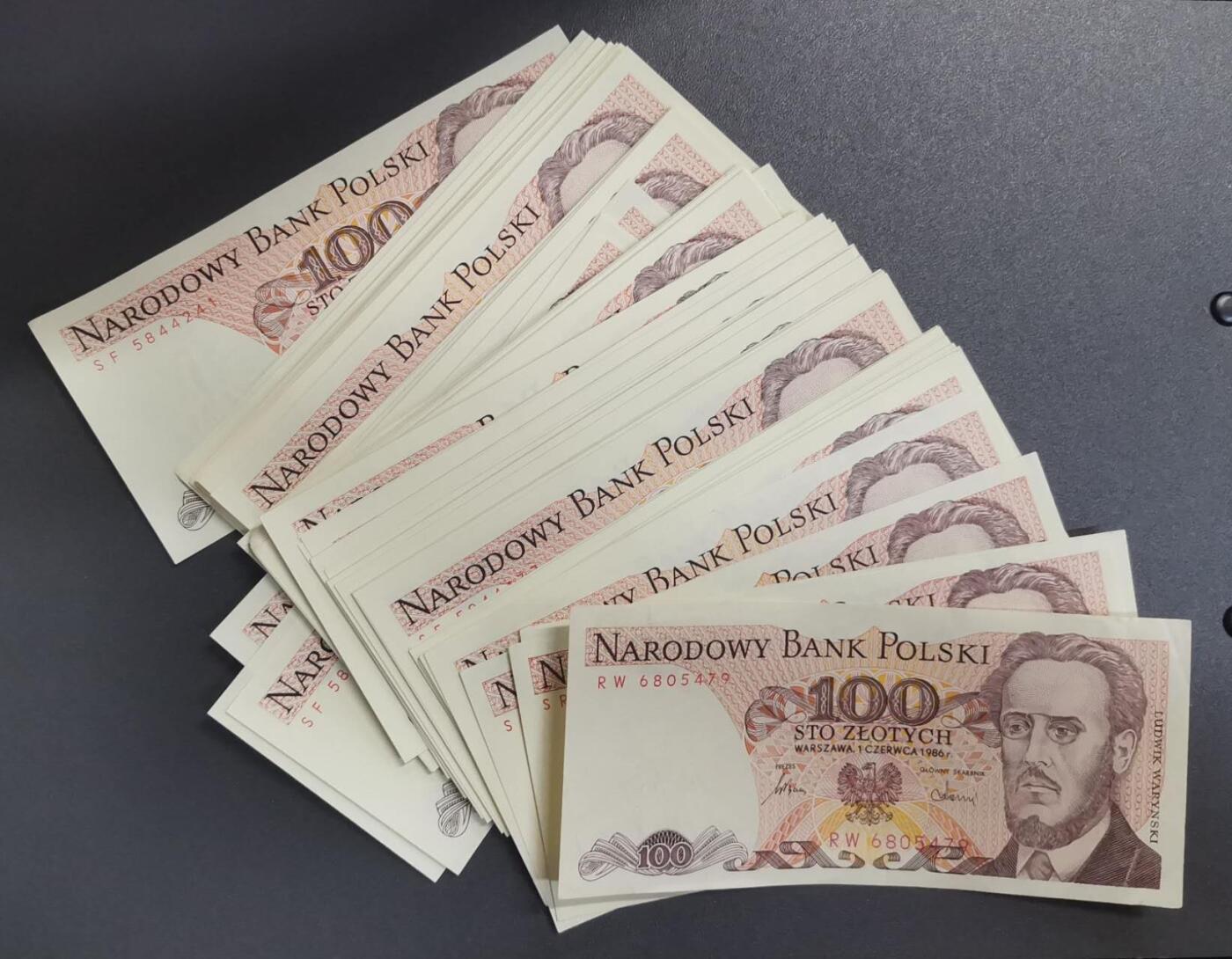 《艾美收藏》第218期-11.2周日外币荟萃 (96张)波兰1986年100兹罗提UNC 大部分连号 也有不连的 极少数有点角不绝 压痕等小瑕疵