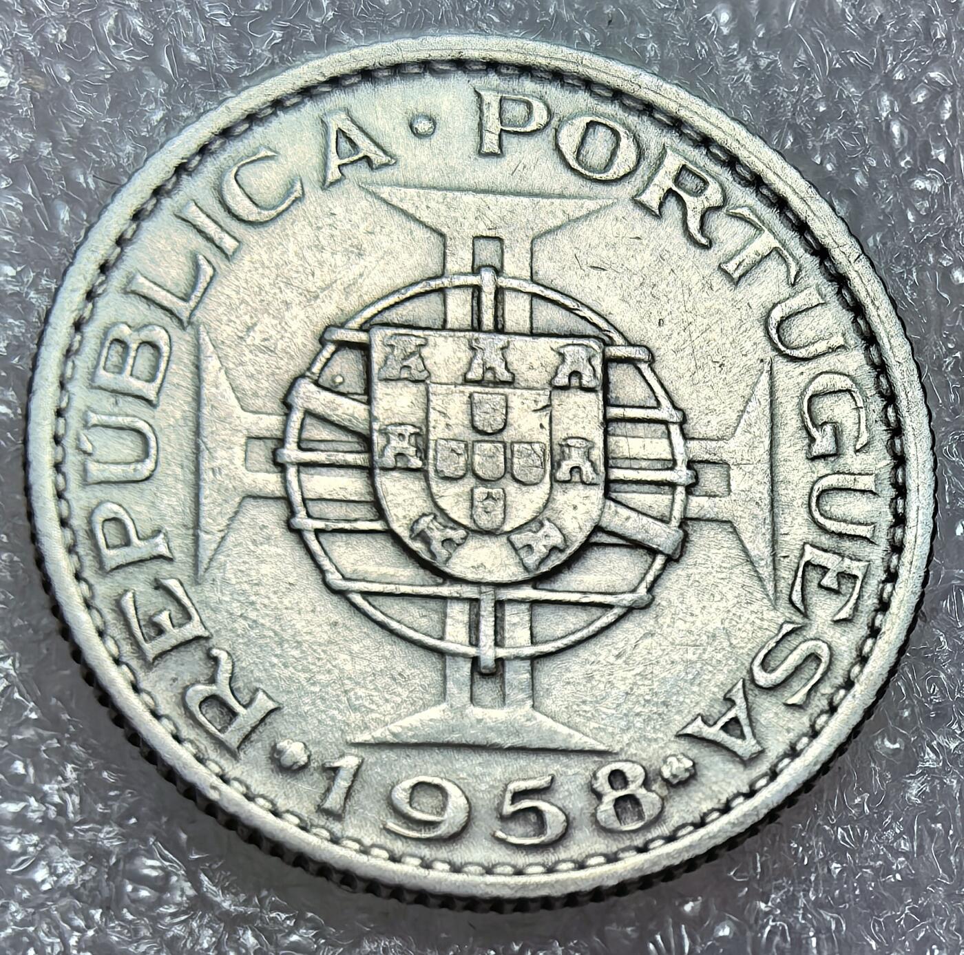 埃及、德属东非、匈牙利、葡萄牙、沙俄古银币古铜币，周五晚上九点倒数截拍，满百包邮，可寄存半年，喜欢朋友微信扫描二维码可直接参拍 UNC品相东帝汶1958年3埃斯库多银币km14