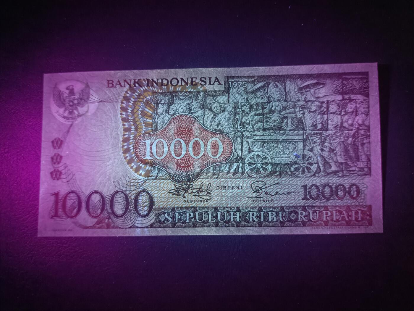 2025十一月第一期，总199期 印度尼西亚1975版10000卢比AUNC，佛塔浮雕和传统工艺面具，此版本最大面值