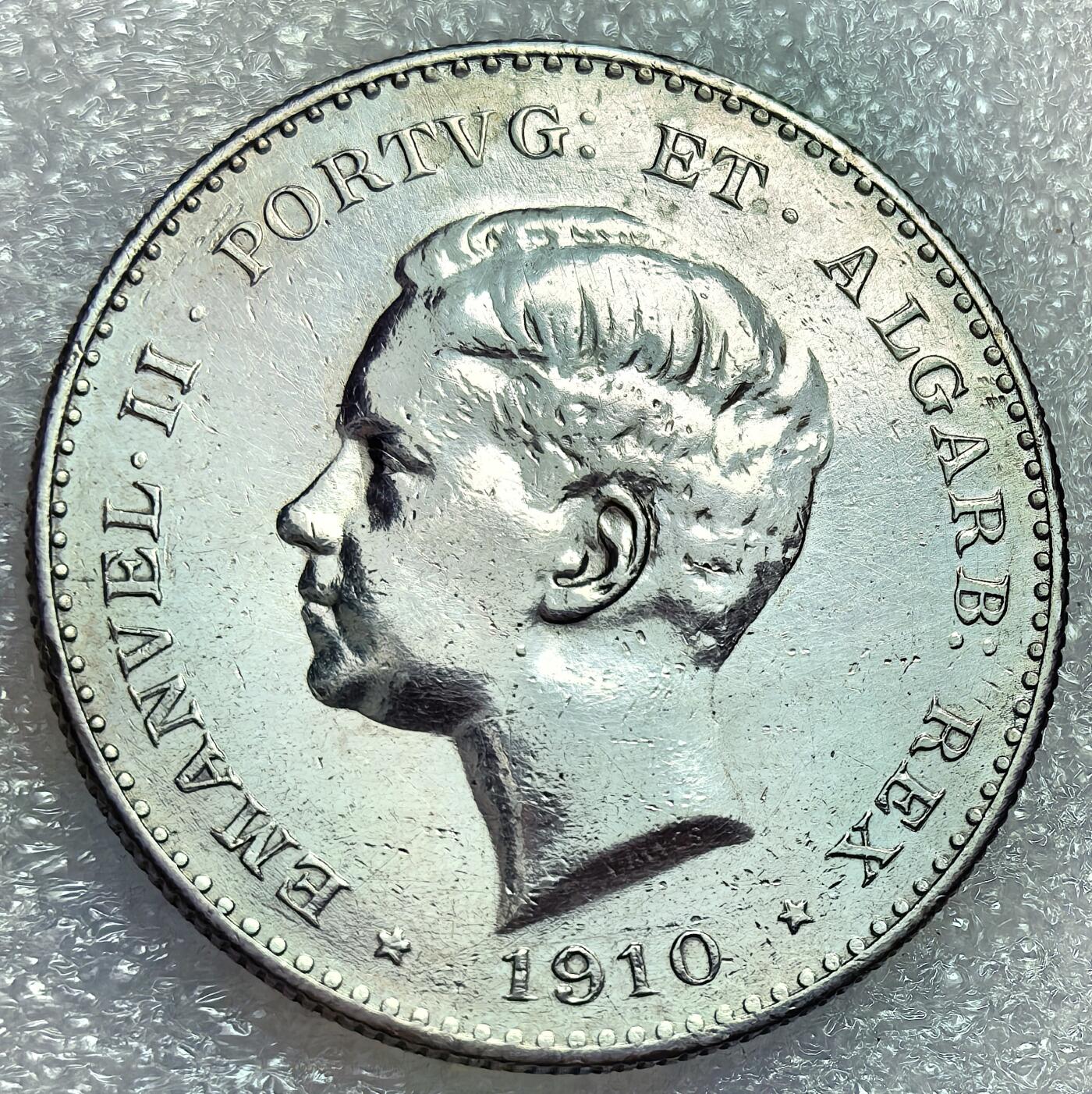 埃及、德属东非、匈牙利、葡萄牙、沙俄古银币古铜币，周五晚上九点倒数截拍，满百包邮，可寄存半年，喜欢朋友微信扫描二维码可直接参拍 全新好品葡萄牙1910年1000瑞斯半岛战争纪念大银币发行20万枚,km558