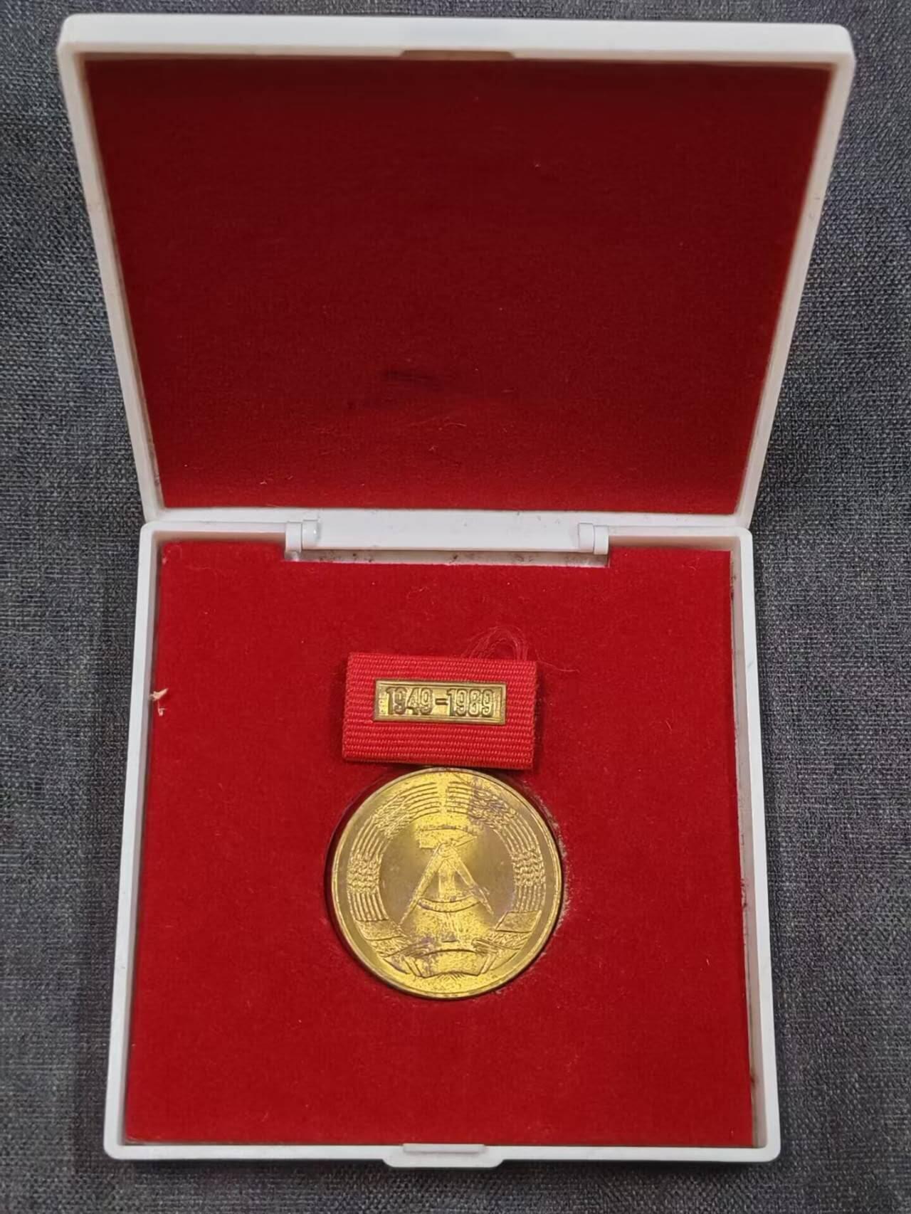 罗岚⭐爱藏⭐精品专拍第七场-分享拍场赚佣（周六有群拍，详细看简介） 民主德国建国五十年奖章带原盒 极品