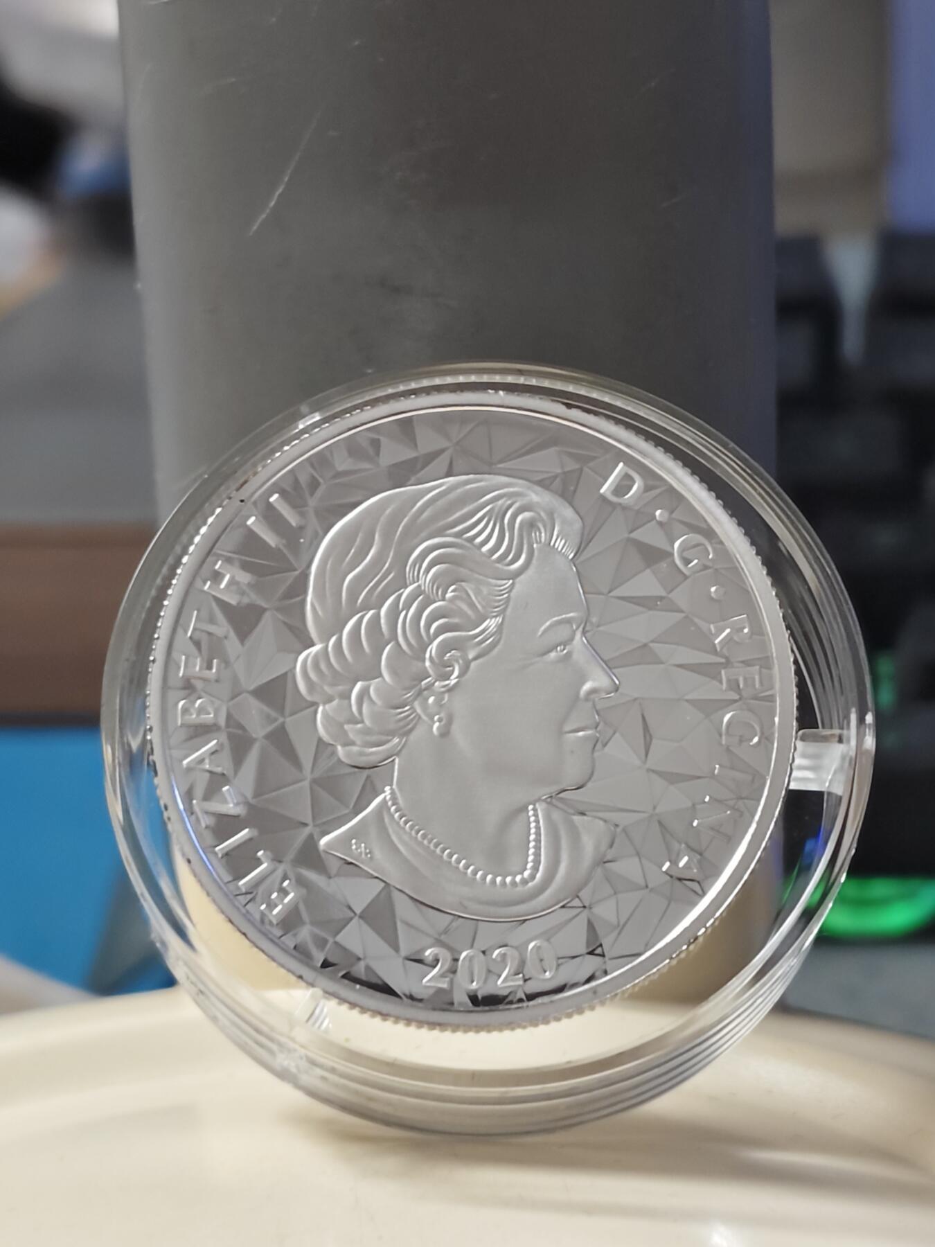 第180期拍卖【长期征集拍品】【北京币展专场】 加拿大2020年多边立体高浮雕动物系列猞猁1盎司纪念银币，9999银，发行2500枚，女王面G字母下面有点擦伤，边齿氧化