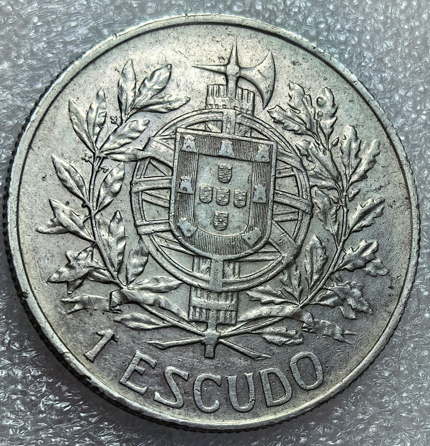 埃及、德属东非、匈牙利、葡萄牙、沙俄古银币古铜币，周五晚上九点倒数截拍，满百包邮，可寄存半年，喜欢朋友微信扫描二维码可直接参拍 全新好品葡萄牙1910年1埃斯库多大银币,km560