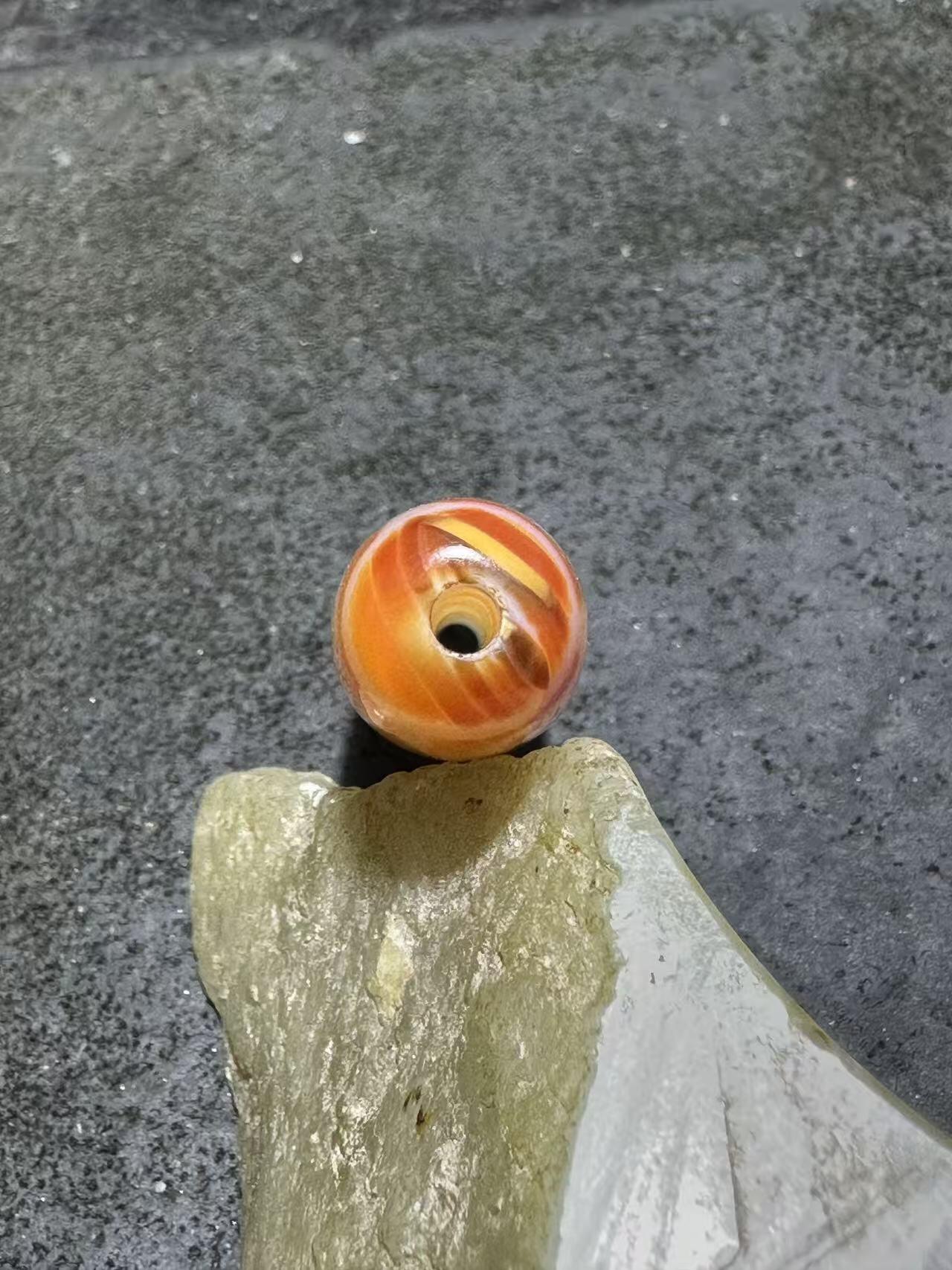 仅此一颗，藏传红九眼随形天珠一颗，