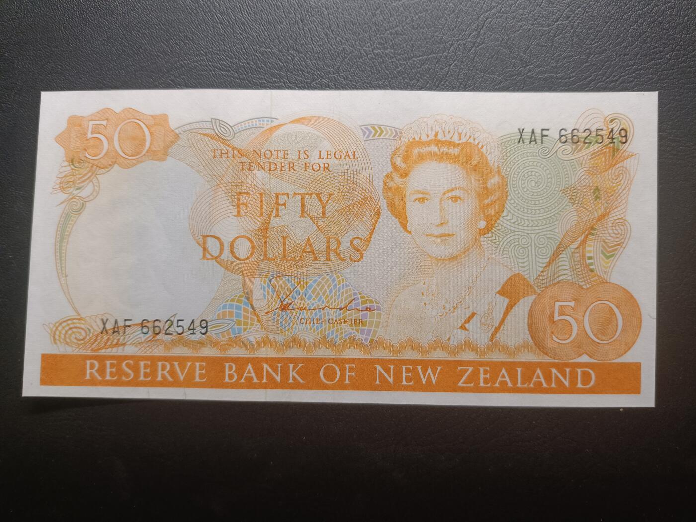 2025十一月第一期，总199期 新西兰1985年50元UNC-，中年女王和夜枭，少见中高面值品种