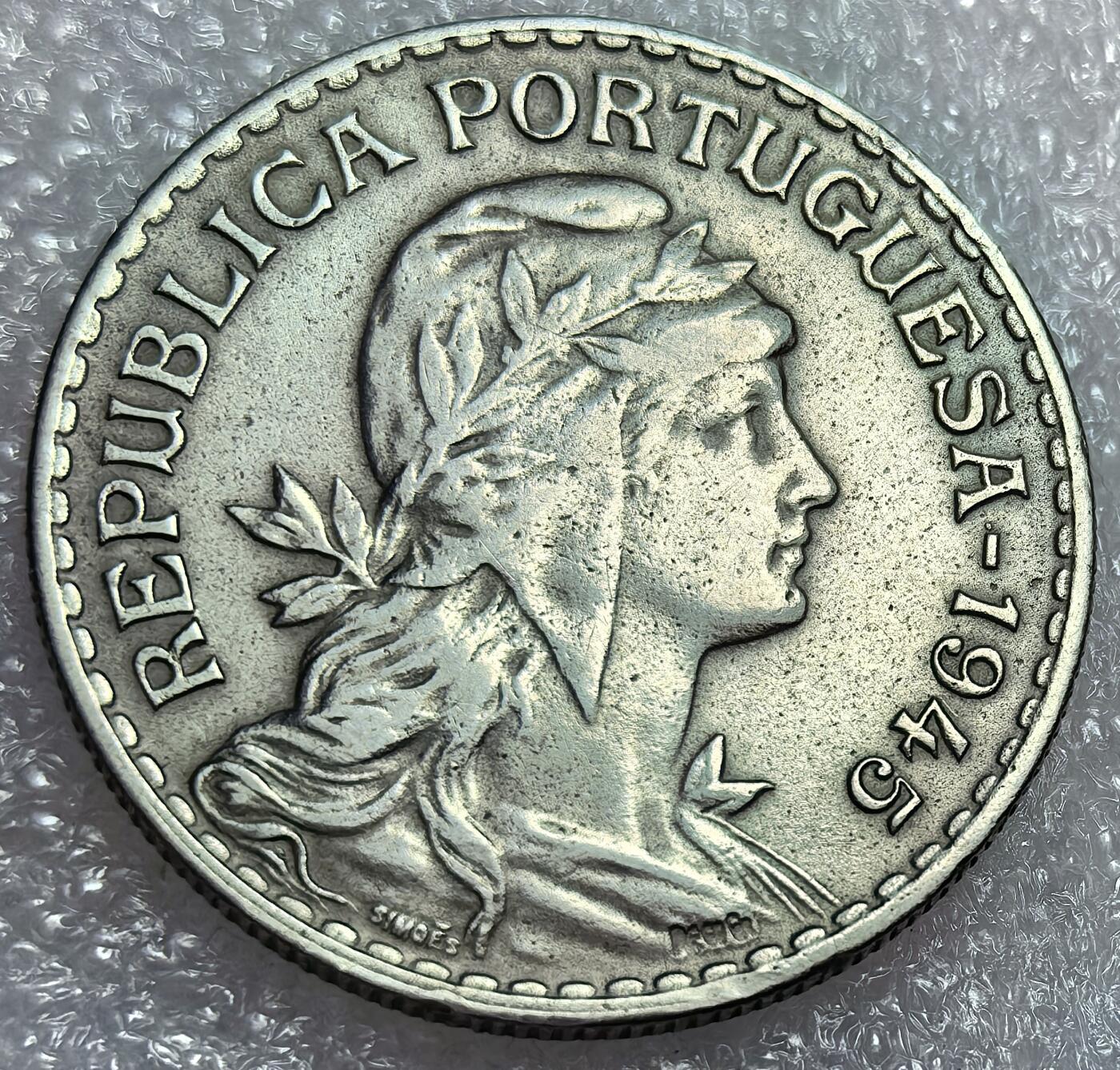 埃及、德属东非、匈牙利、葡萄牙、沙俄古银币古铜币，周五晚上九点倒数截拍，满百包邮，可寄存半年，喜欢朋友微信扫描二维码可直接参拍 AU品相东帝汶1945年20阿伏斯发行量5万枚km6