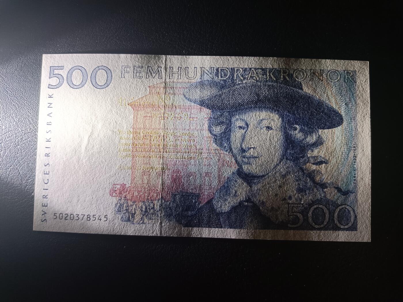 2025十一月第一期，总199期 瑞典1985年500克朗UNC-，卡尔十一世国王和数学家波尔赫姆，稀有的发行首年份蓝色版本，和后期常见的红色版本做区分，也就是瑞典经典品种之一的“蓝卡尔”