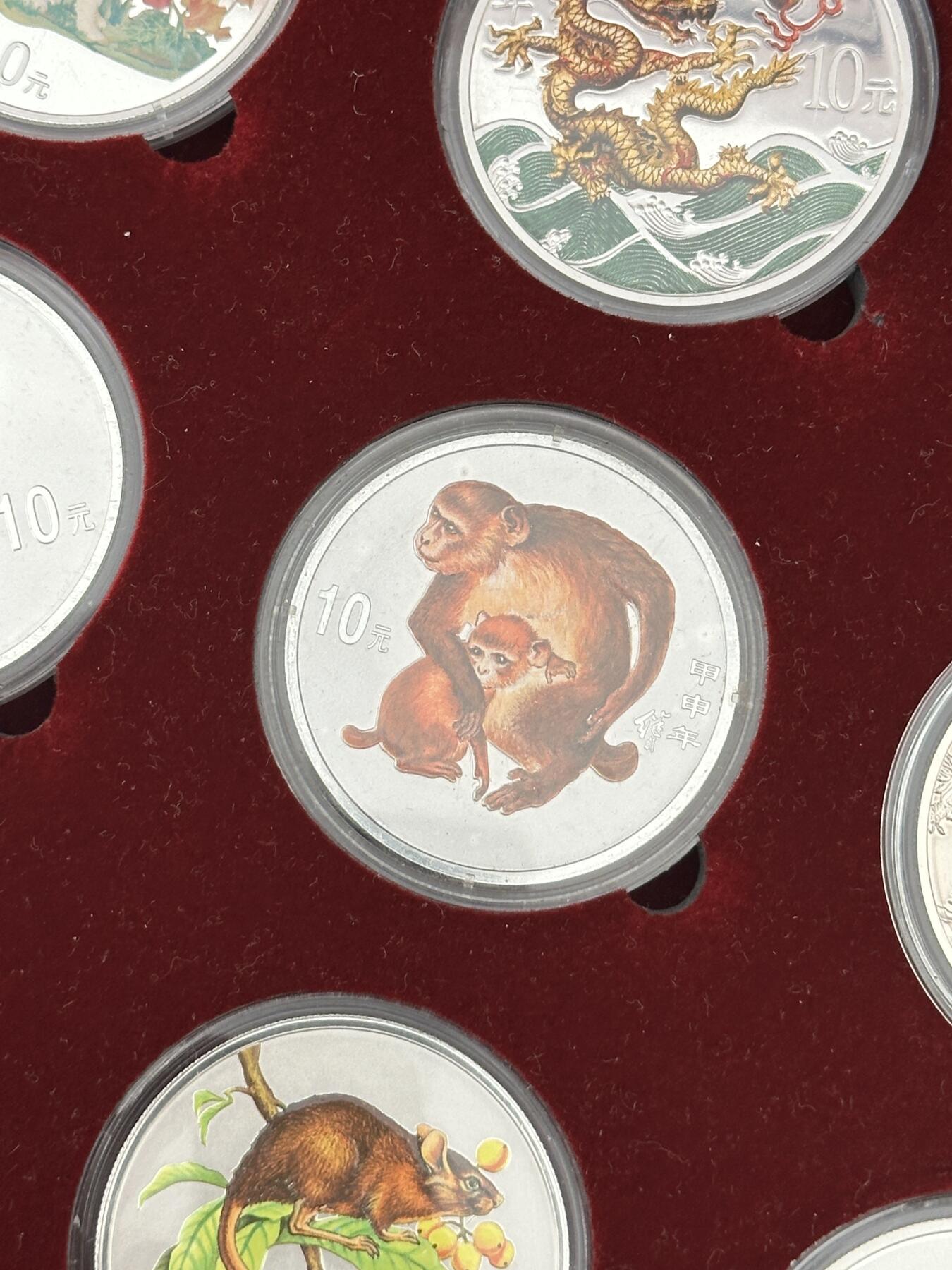 《外钞收藏家》第五百七十八期（热门品种好货场）（本平台长期征集拍品、欢迎藏友们联系合作） 中国金币总公司 彩色生肖银币大全套 12枚一起 每一枚都是1盎司纯银 带证书 个别有小瑕疵