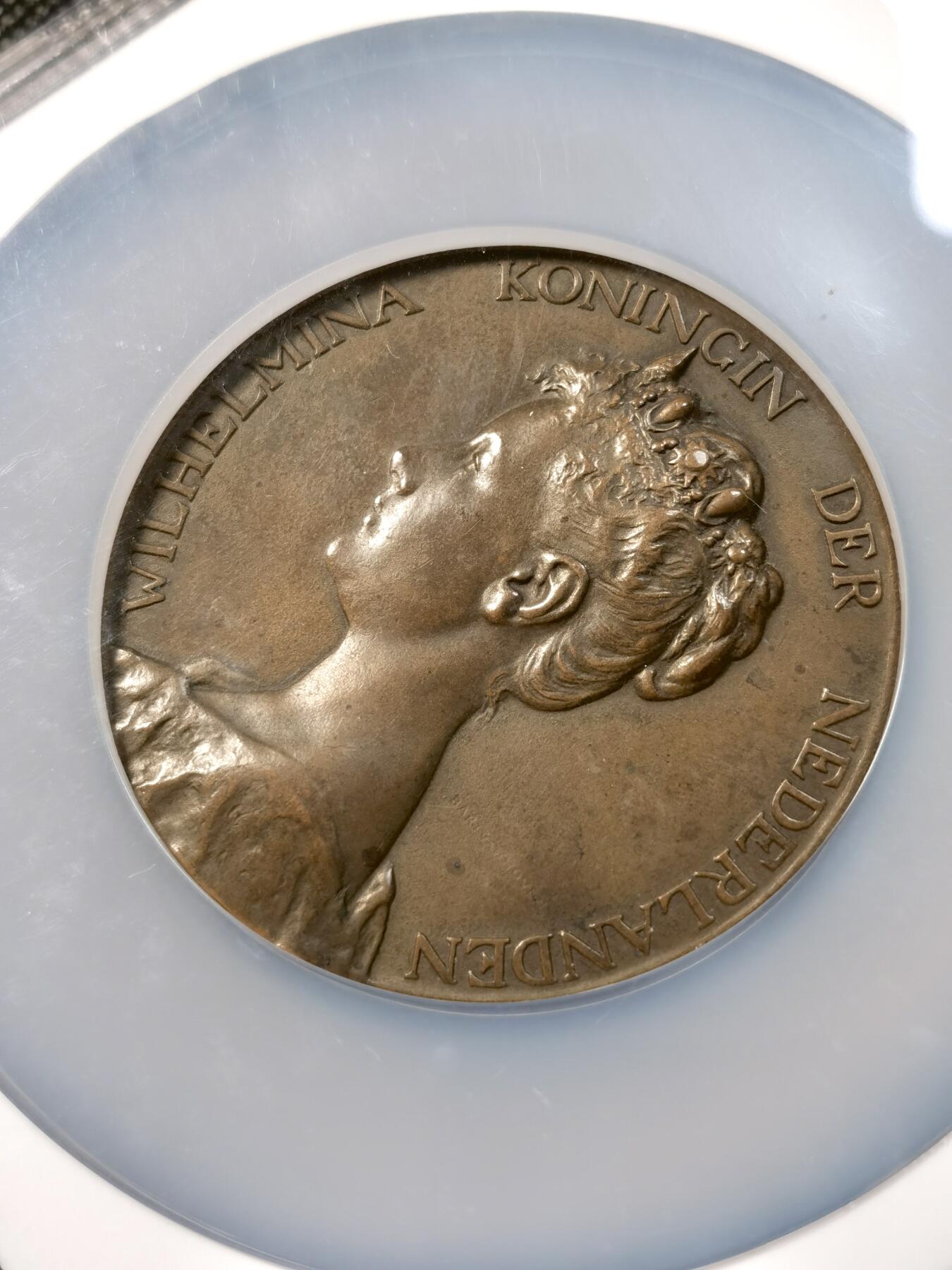 甄臻铺-世界币章拍卖（第37期），送拍享返佣金等优惠多多 NGC-MS63BN荷兰1898年威廉敏娜女王登基纪念大铜章 60mm高浮雕工艺精美 品相完好 包浆自然 狮子形态传神