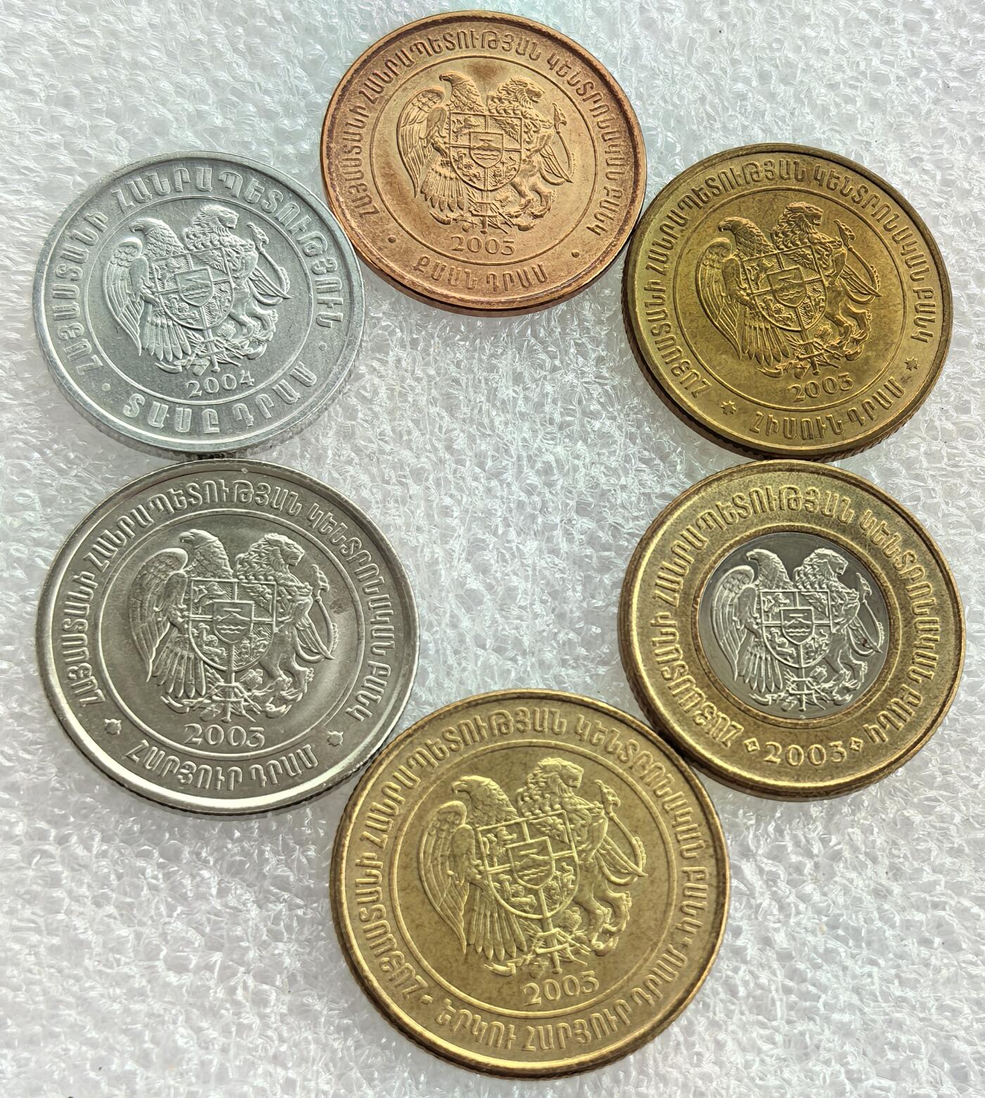 埃及、德属东非、匈牙利、葡萄牙、沙俄古银币古铜币，周五晚上九点倒数截拍，满百包邮，可寄存半年，喜欢朋友微信扫描二维码可直接参拍 亚美尼亚2003-2004年全新6枚套币