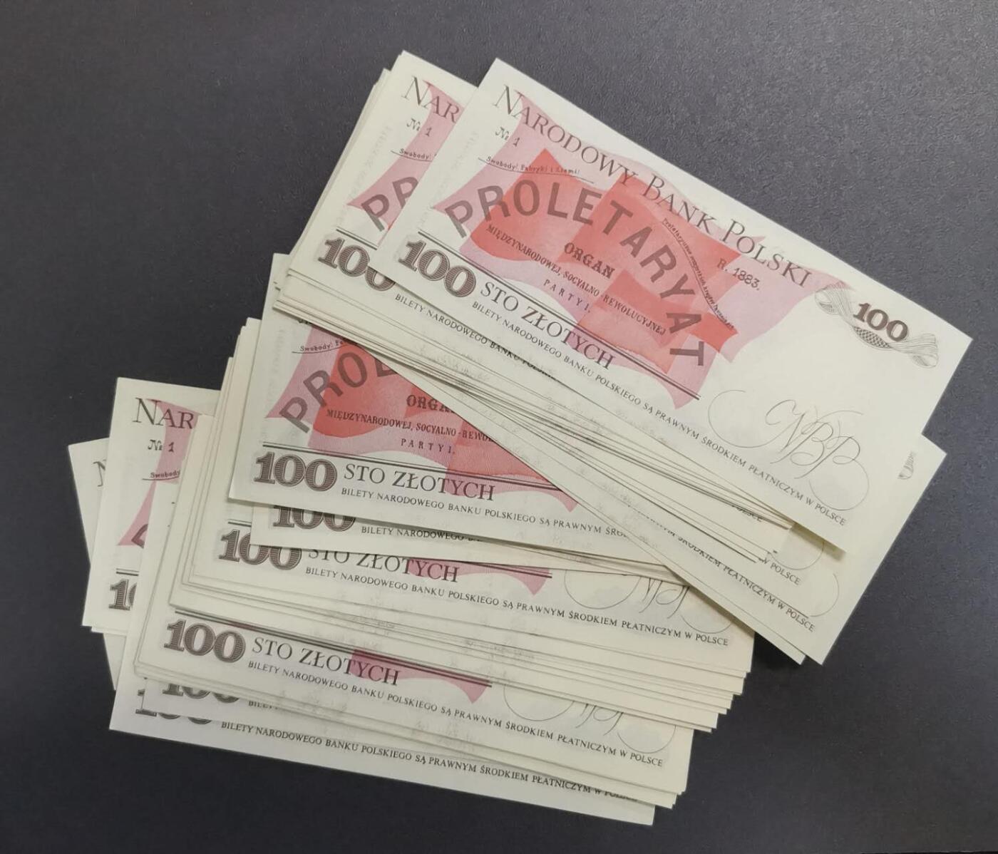 《艾美收藏》第218期-11.2周日外币荟萃 (96张)波兰1986年100兹罗提UNC 大部分连号 也有不连的 极少数有点角不绝 压痕等小瑕疵