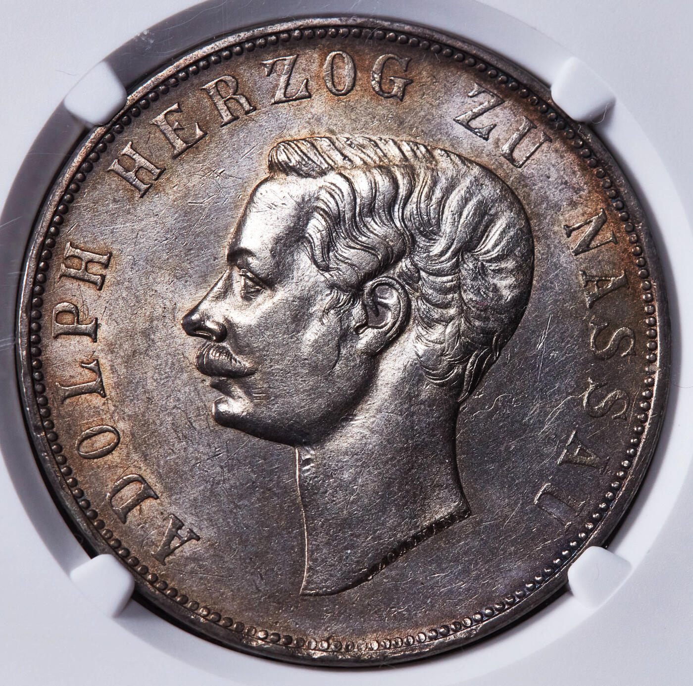 【俄甄集藏】2025年(044)11-12星期三晚 19:30 全场包邮 德国拿骚1860年阿道夫公爵盾徽2泰勒大银币，NGC AUD，细节深打，黄油彩老包浆，稀少品种