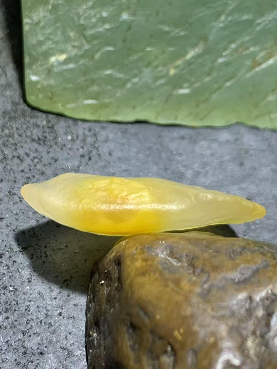 放福利！精美天然高玉化冰皮鸡油黄糖心阿拉善玛瑙原石一颗，