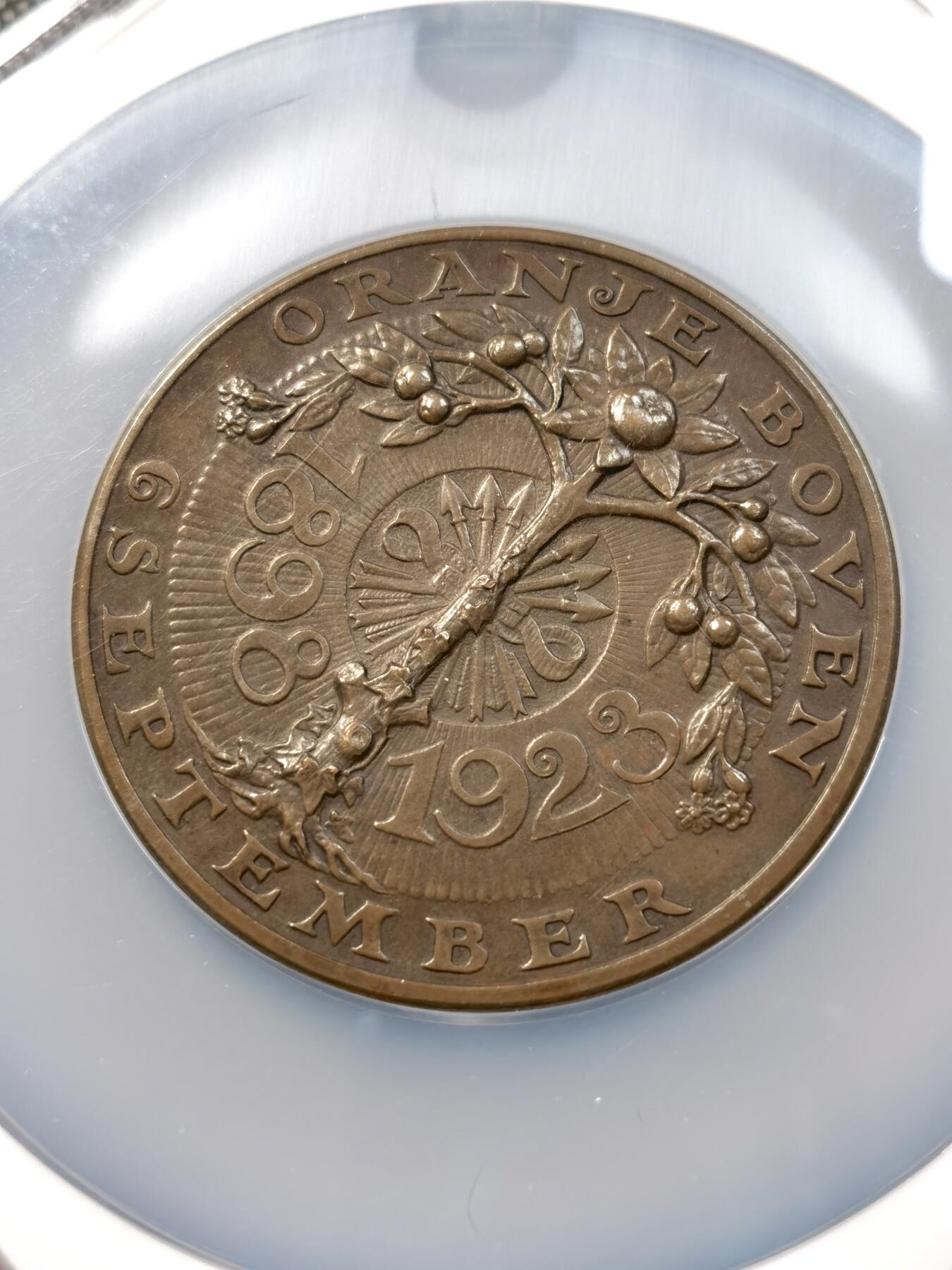 甄臻铺-世界币章拍卖（第37期），送拍享返佣金等优惠多多 NGC-MS64BN荷兰1923年荷兰威廉敏娜女王登基25周年纪念大铜章 60mm 巧克力包浆 背面图案十分精美