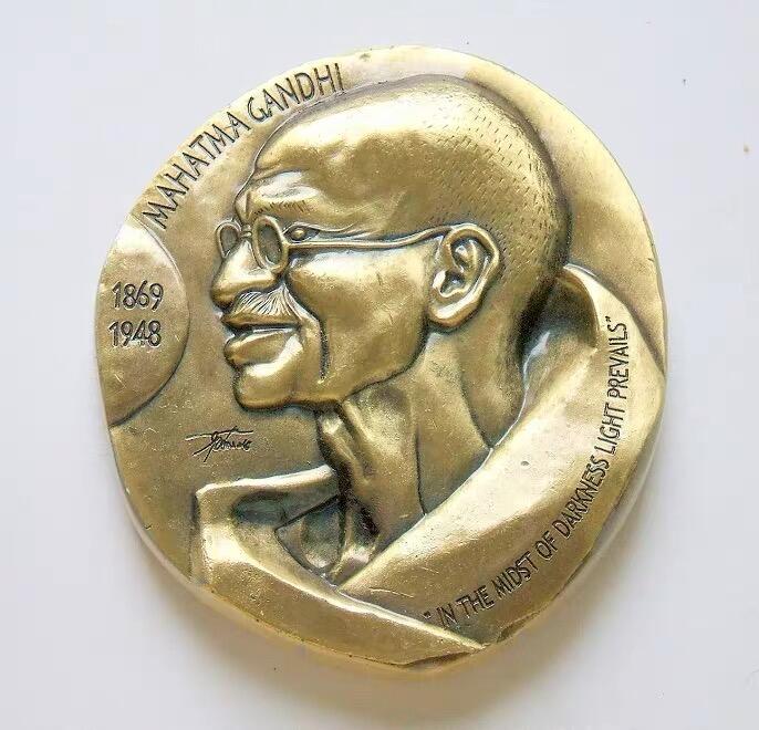 【艺术】法国艺术大章 世界伟人圣雄甘地 高浮雕精制椭圆型超大铜章 56×60MM厚8MM 120克