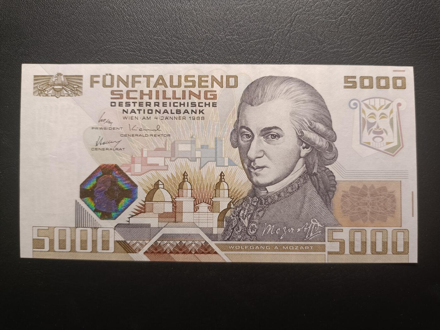 2025十一月第一期，总199期 奥地利1988版5000先令UNC-，作为经典的奥地利加入欧元区前倒数第二版本的最大面值被众多藏家关注，正面是著名音乐家莫扎特，而背面是奥地利国家歌剧院和经典的吹笛雕塑，整张钞票不仅是以艺术气息而出名，也因为其巨大的面值价值而被人追捧