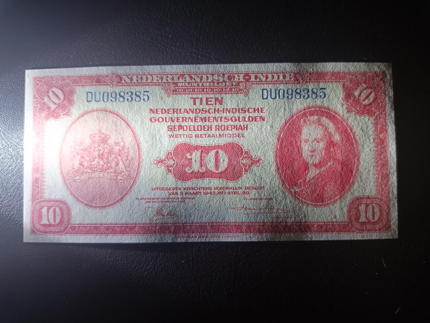 2025十一月第一期，总199期 荷属东印度（现印度尼西亚）1943版10盾UNC-，威廉明娜女王和海陆空军队，少见中高面值