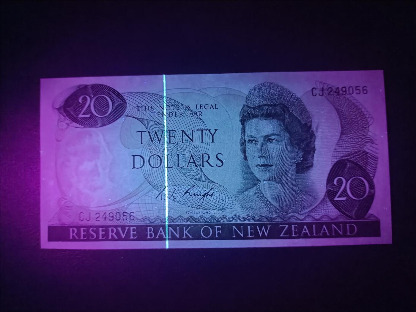 2025十一月第一期，总199期 新西兰1975版20元AUNC，仅发行两年的珍珠冠女王版本，鸽子