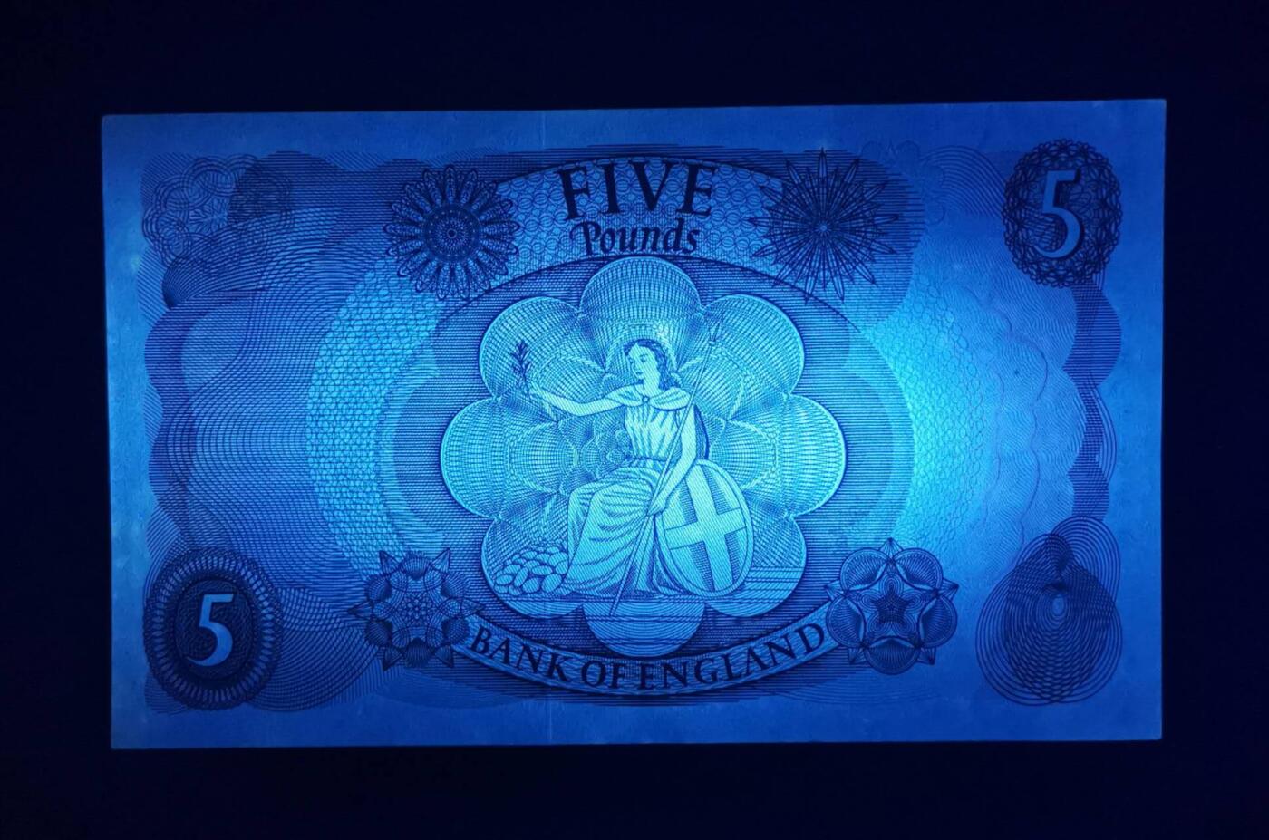 《艾美收藏》第218期-11.2周日外币荟萃 英国C序列5镑AU 零星微黄荧光下有反应